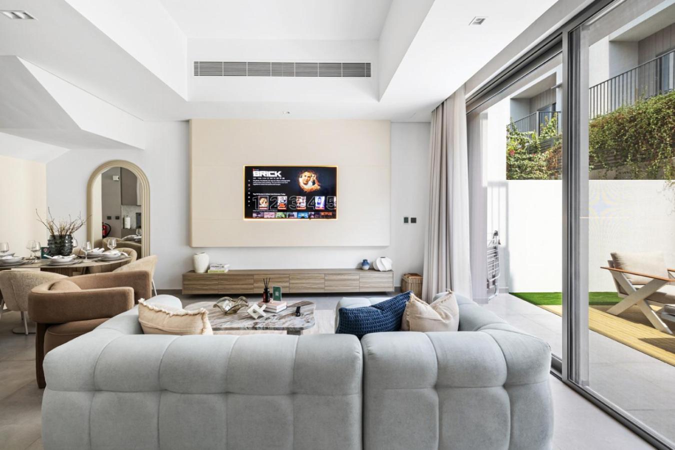 New 2.5 BR Villa With PS5 and Garden Near Dubai Mall