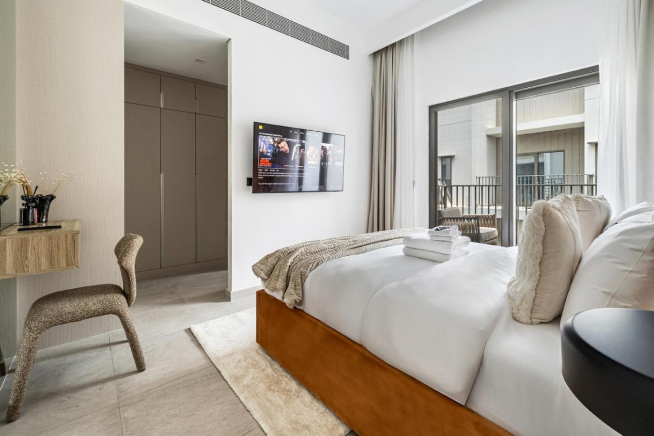 New 2.5 BR Villa With PS5 and Garden Near Dubai Mall