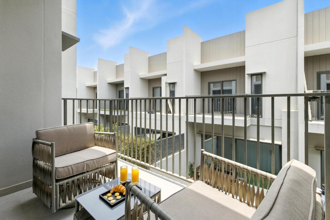 New 2.5 BR Villa With PS5 and Garden Near Dubai Mall