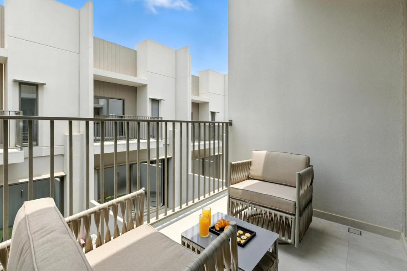 New 2.5 BR Villa With PS5 and Garden Near Dubai Mall