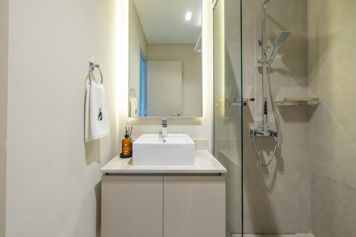 New 2.5 BR Villa With PS5 and Garden Near Dubai Mall