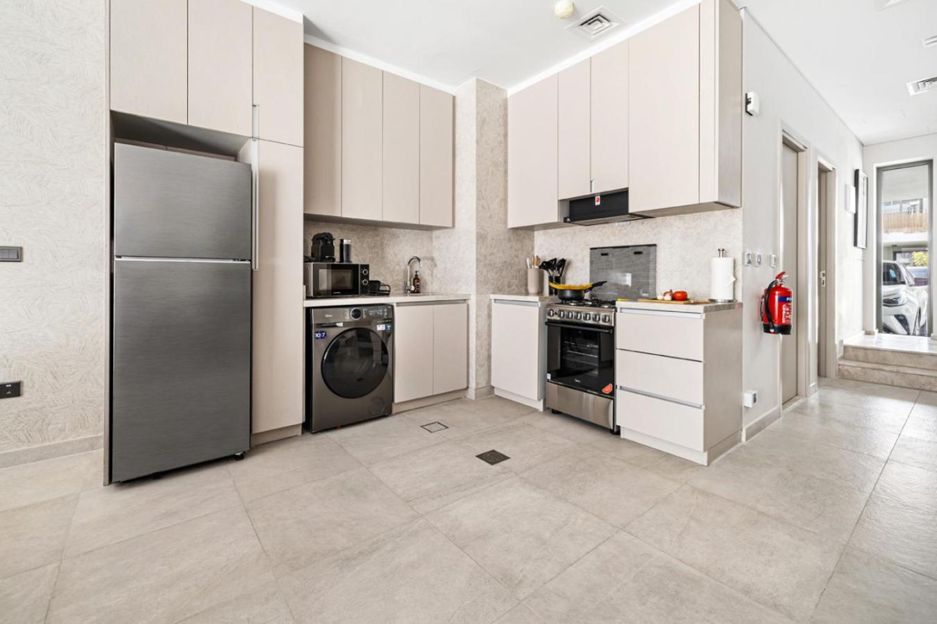 New 2.5 BR Villa With PS5 and Garden Near Dubai Mall