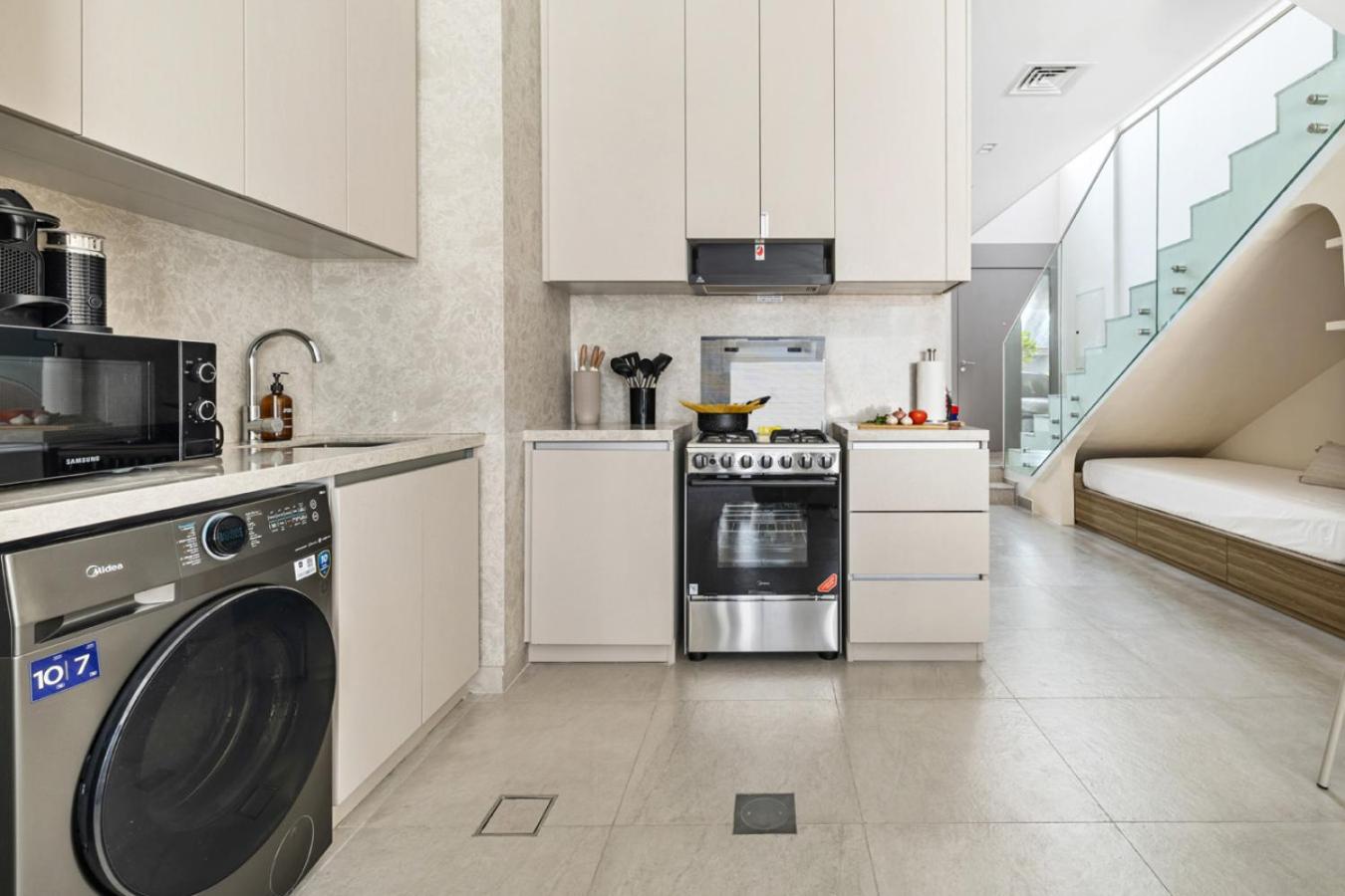 New 2.5 BR Villa With PS5 and Garden Near Dubai Mall