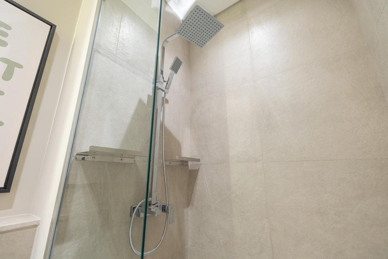 New 2.5 BR Villa With PS5 and Garden Near Dubai Mall
