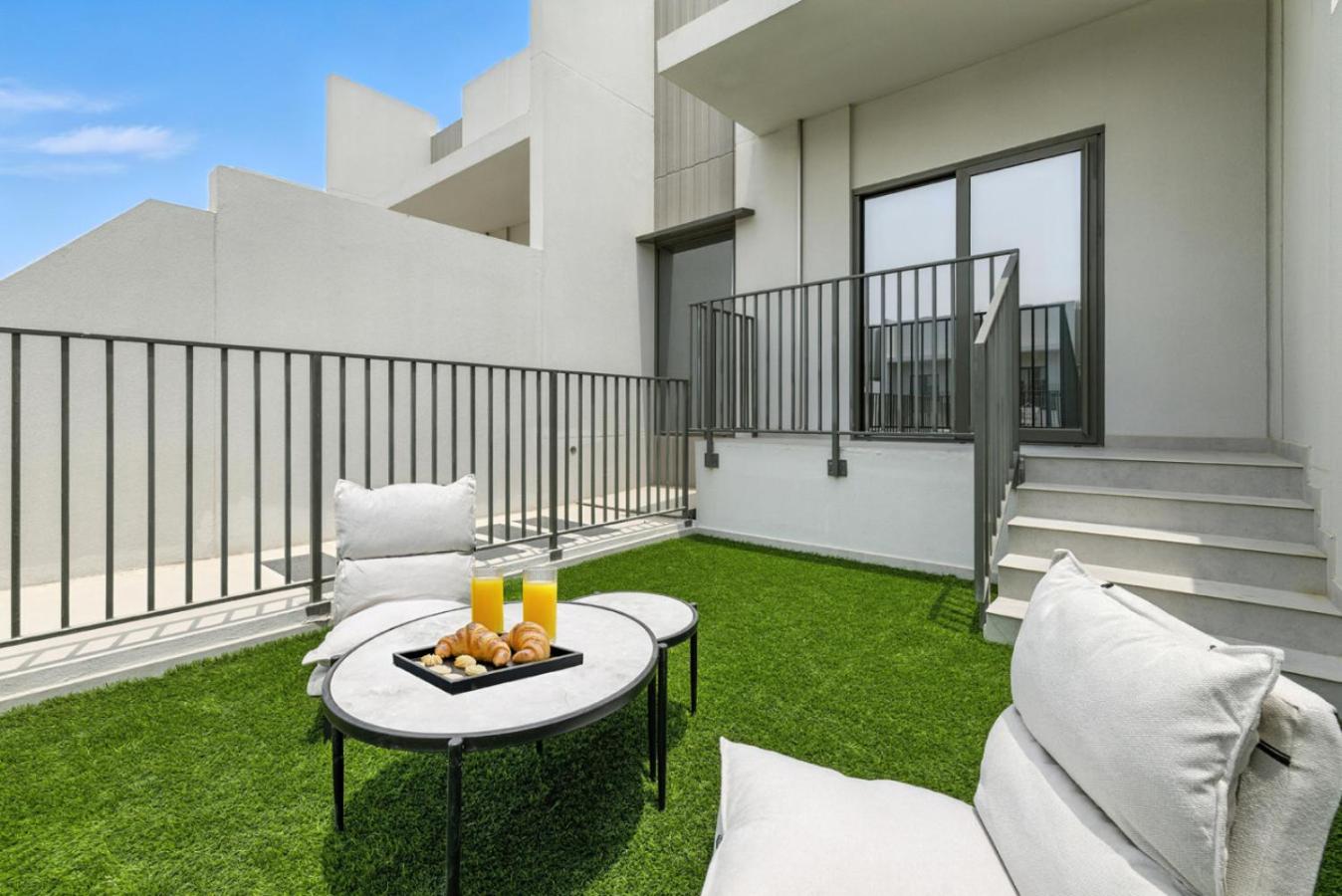 New 2.5 BR Villa With PS5 and Garden Near Dubai Mall