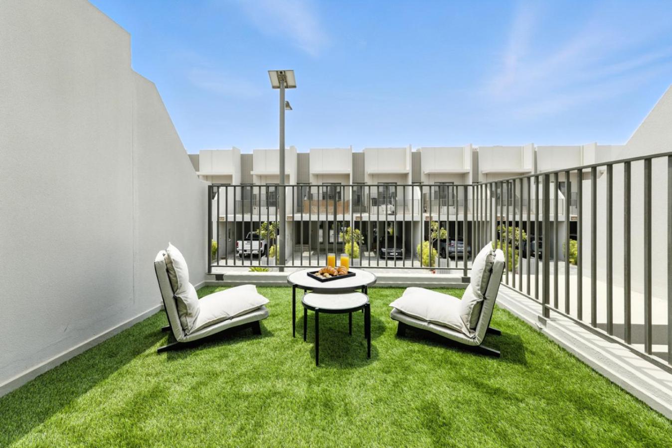 New 2.5 BR Villa With PS5 and Garden Near Dubai Mall