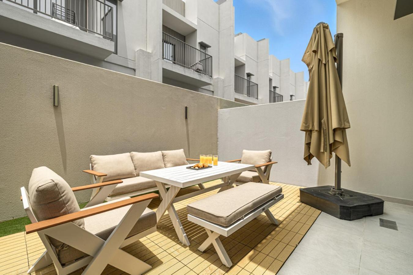 New 2.5 BR Villa With PS5 and Garden Near Dubai Mall