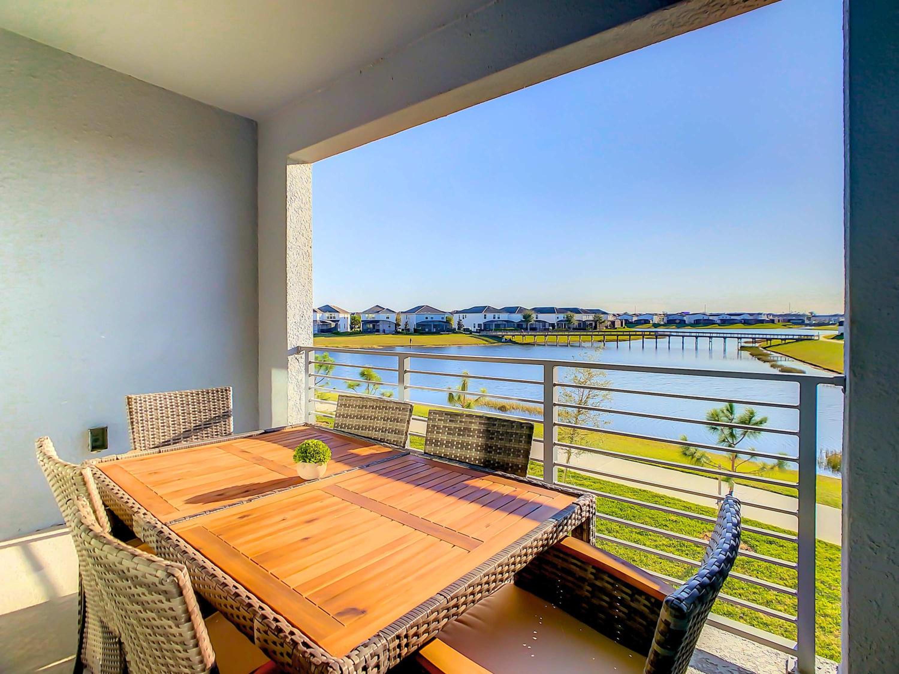 Relaxing Lakeview 2BR Condo with 2 Clubhouses