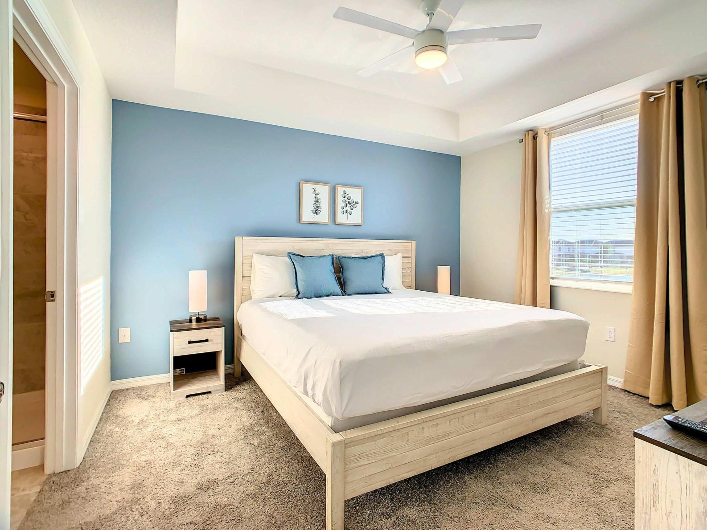 Relaxing Lakeview 2BR Condo with 2 Clubhouses