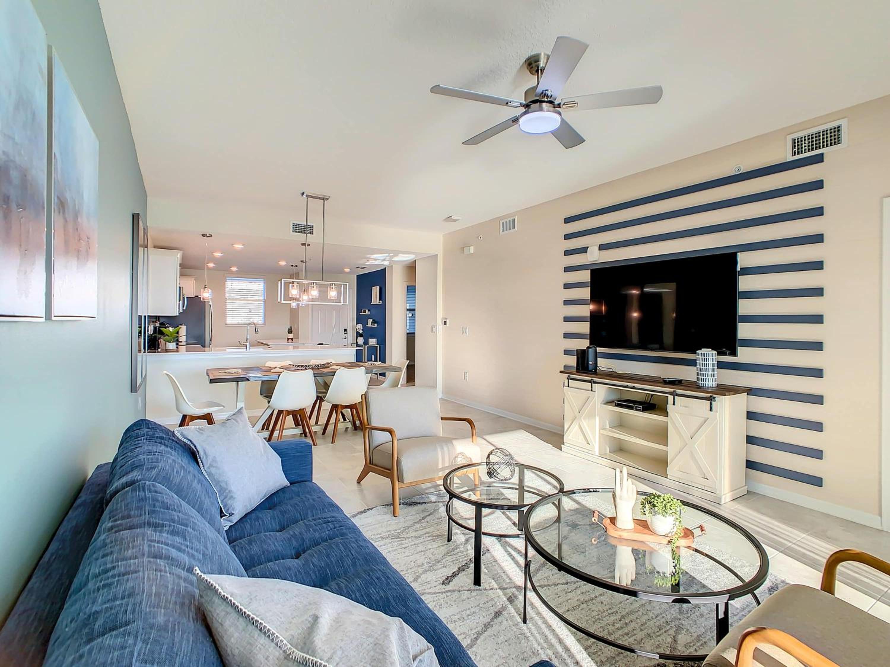 Relaxing Lakeview 2BR Condo with 2 Clubhouses