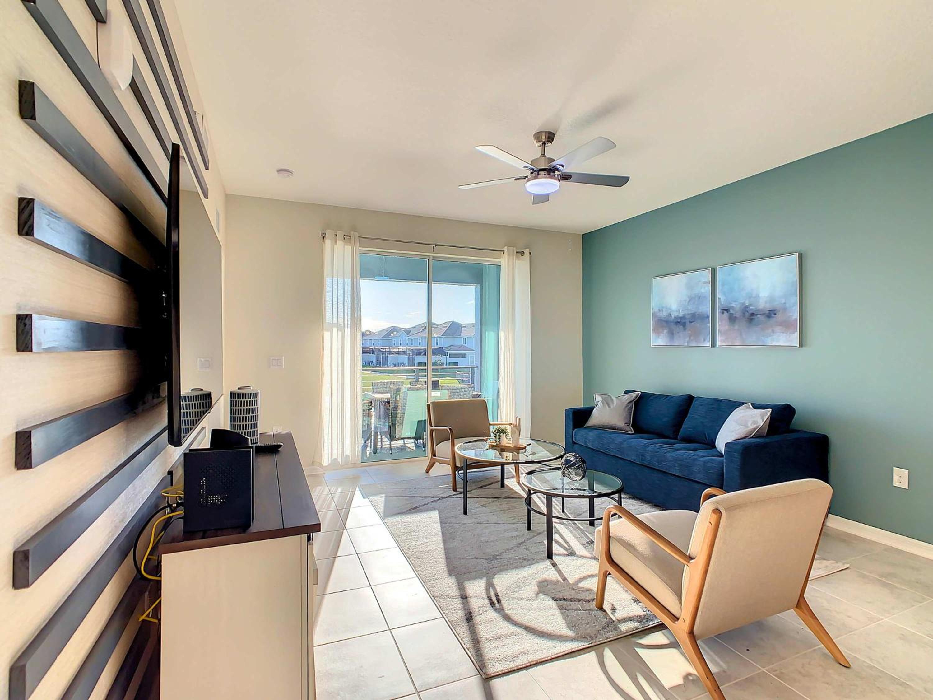 Relaxing Lakeview 2BR Condo with 2 Clubhouses