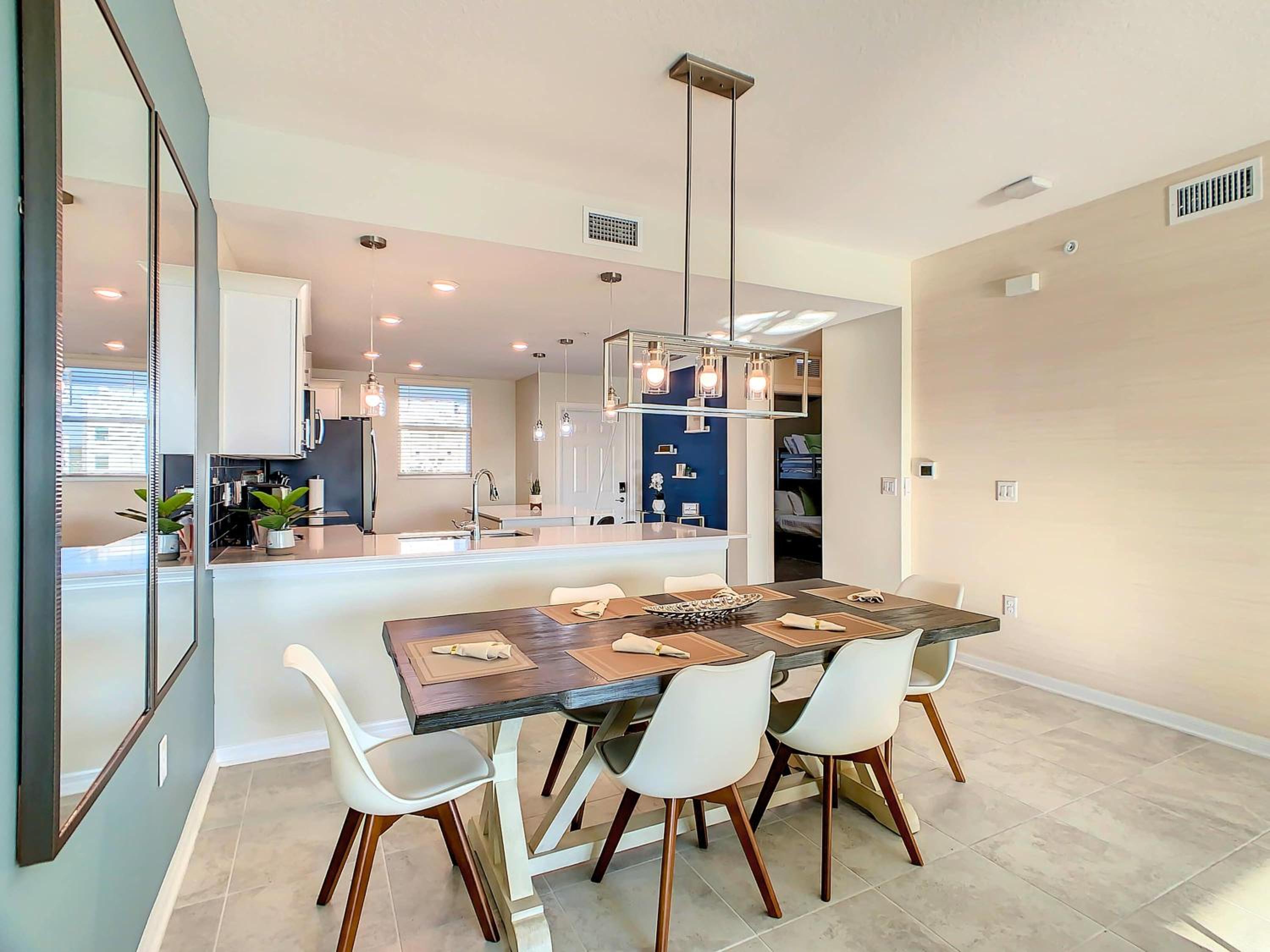 Relaxing Lakeview 2BR Condo with 2 Clubhouses
