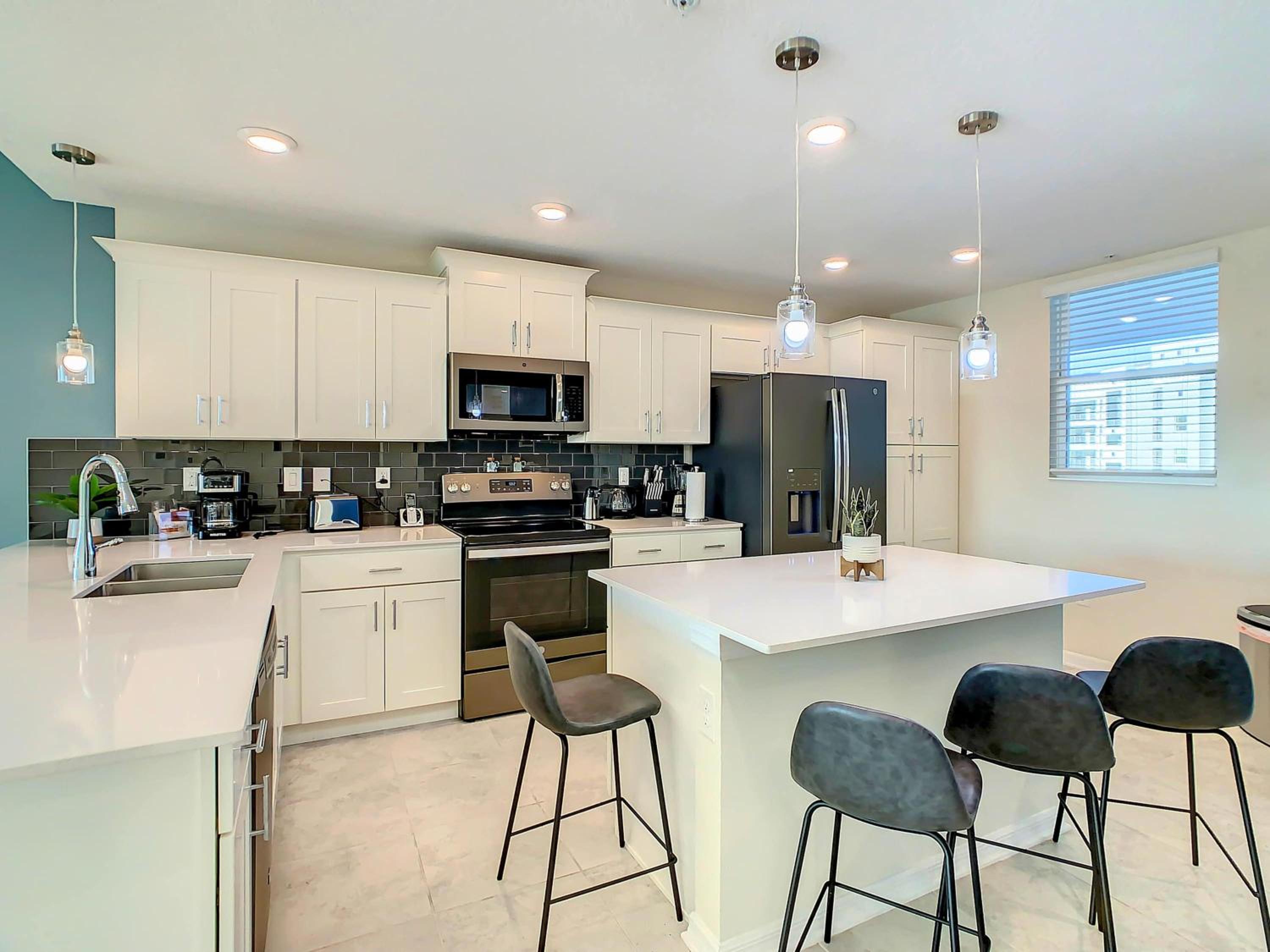 Relaxing Lakeview 2BR Condo with 2 Clubhouses
