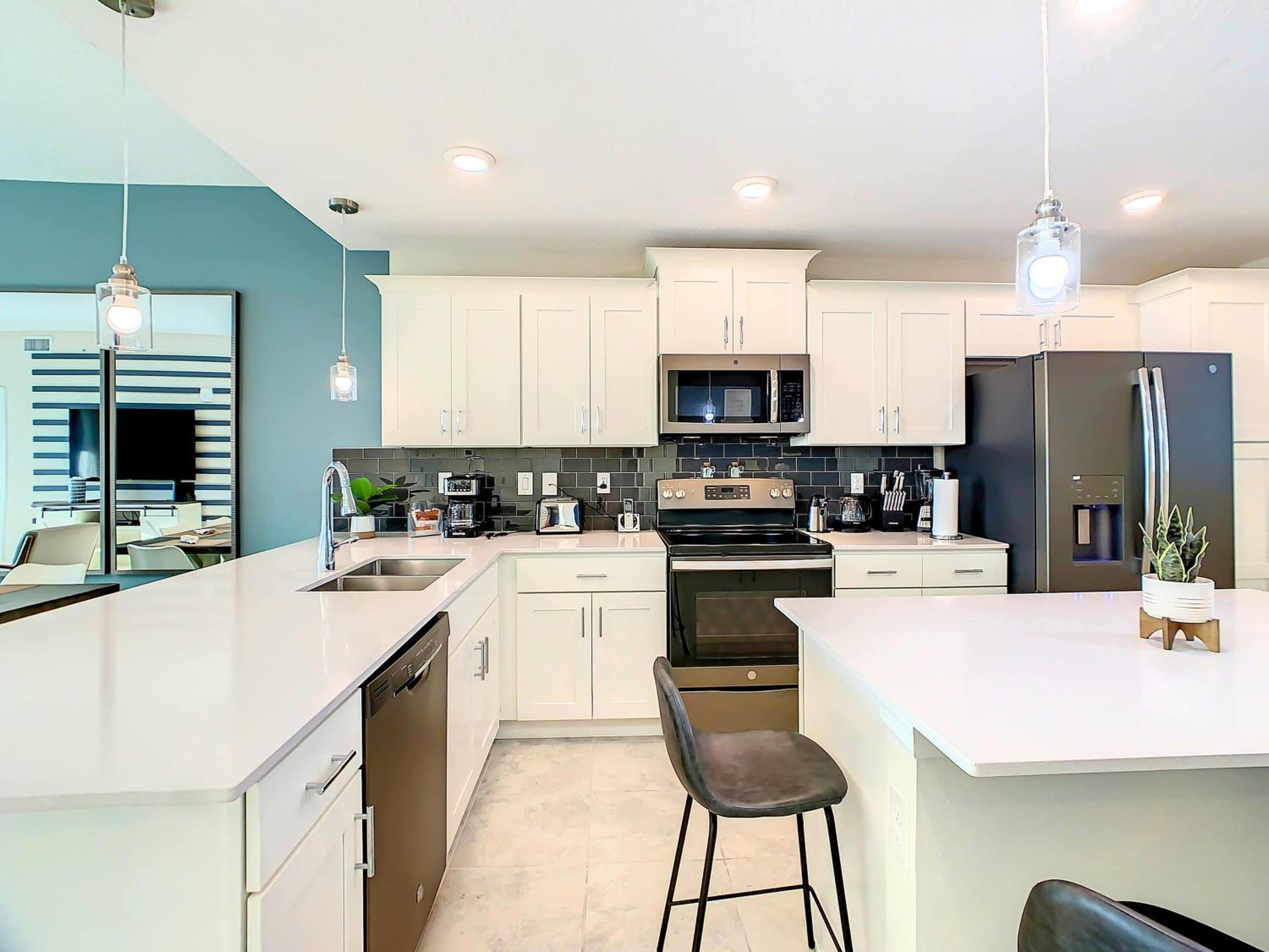 Relaxing Lakeview 2BR Condo with 2 Clubhouses