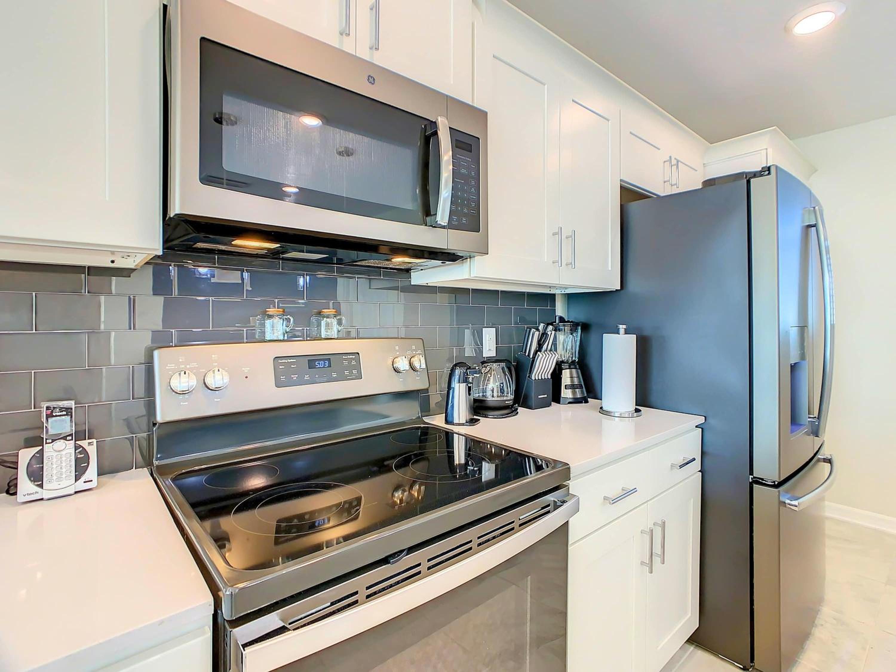 Relaxing Lakeview 2BR Condo with 2 Clubhouses