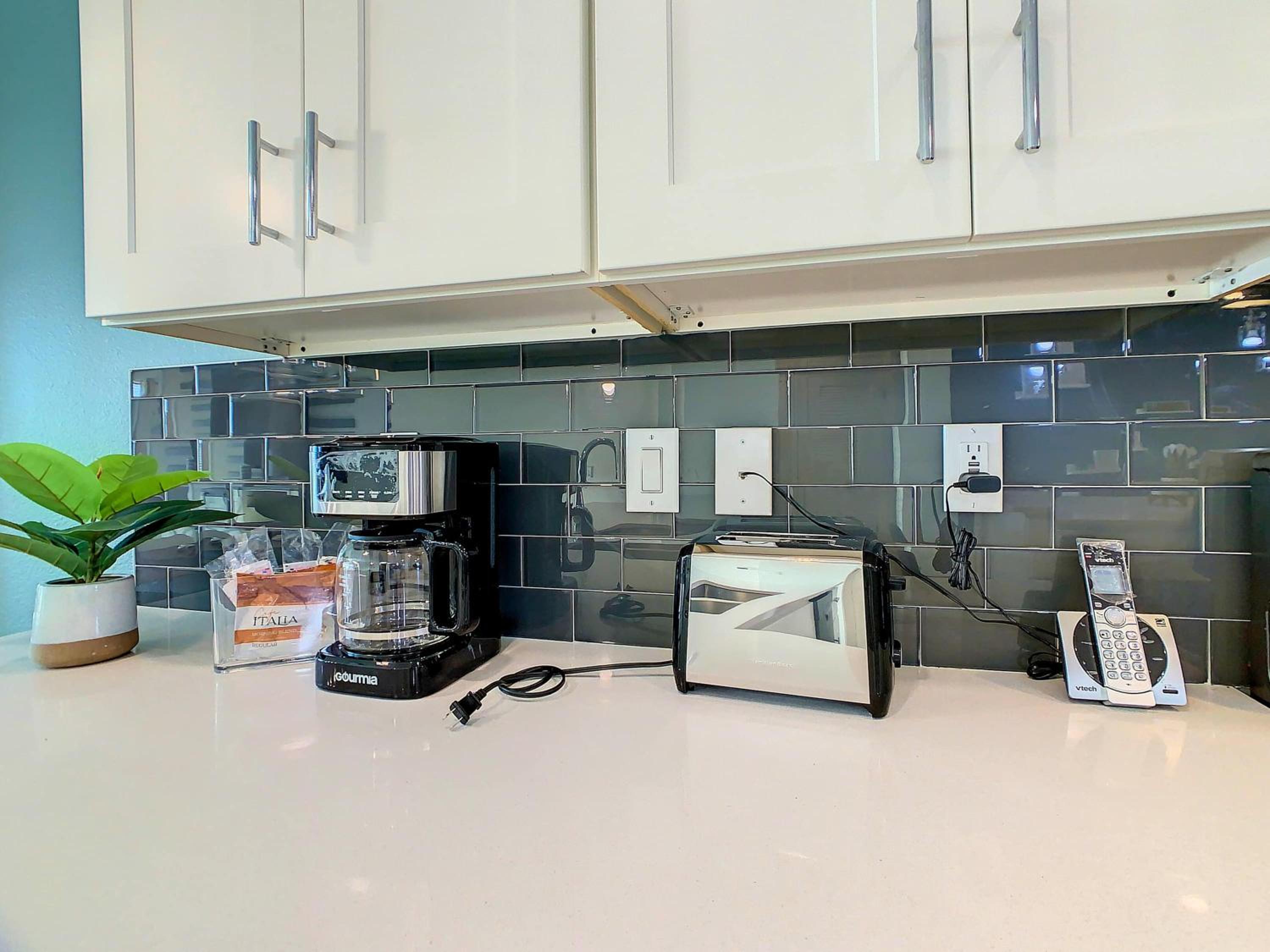 Relaxing Lakeview 2BR Condo with 2 Clubhouses