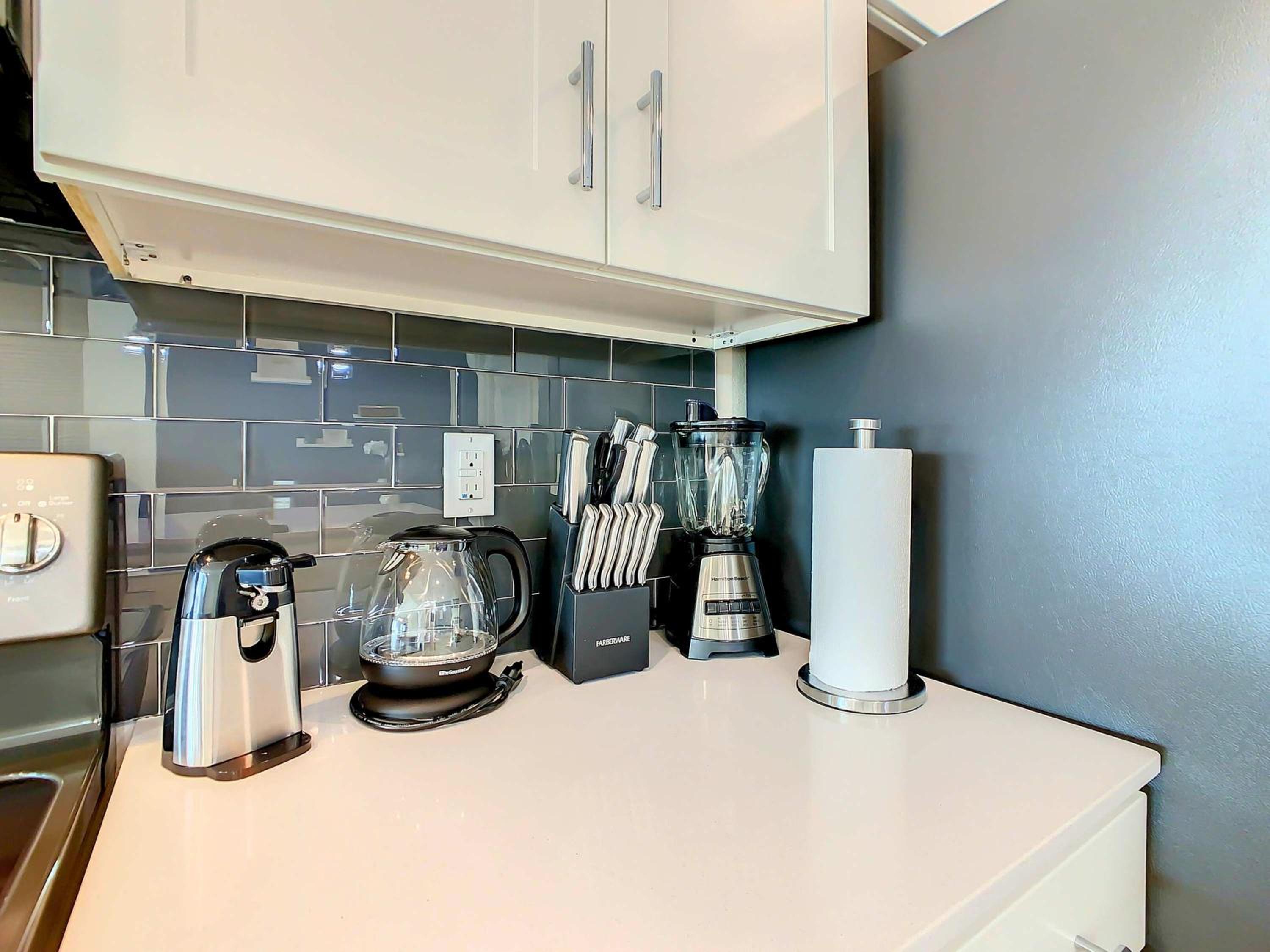 Relaxing Lakeview 2BR Condo with 2 Clubhouses