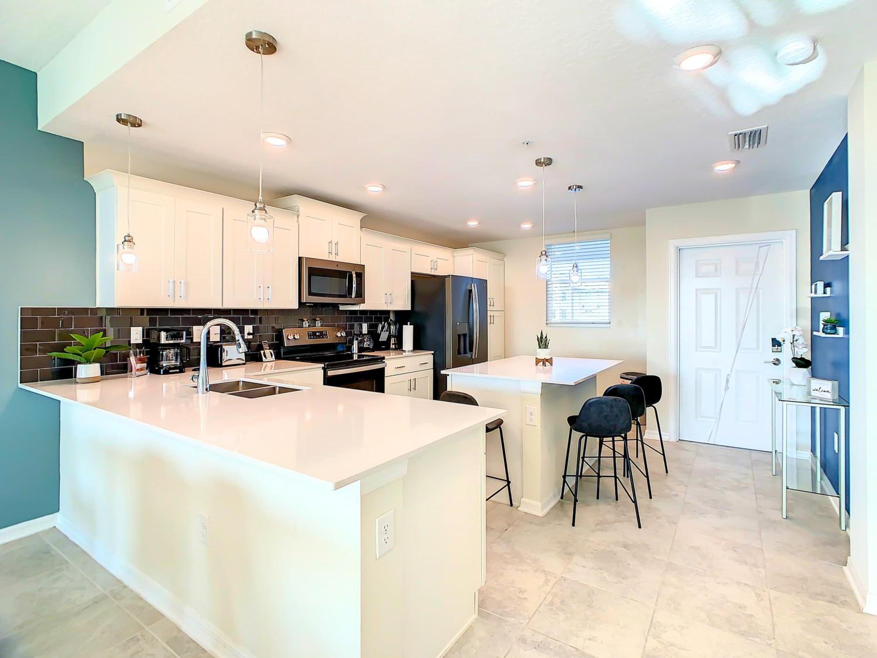 Relaxing Lakeview 2BR Condo with 2 Clubhouses