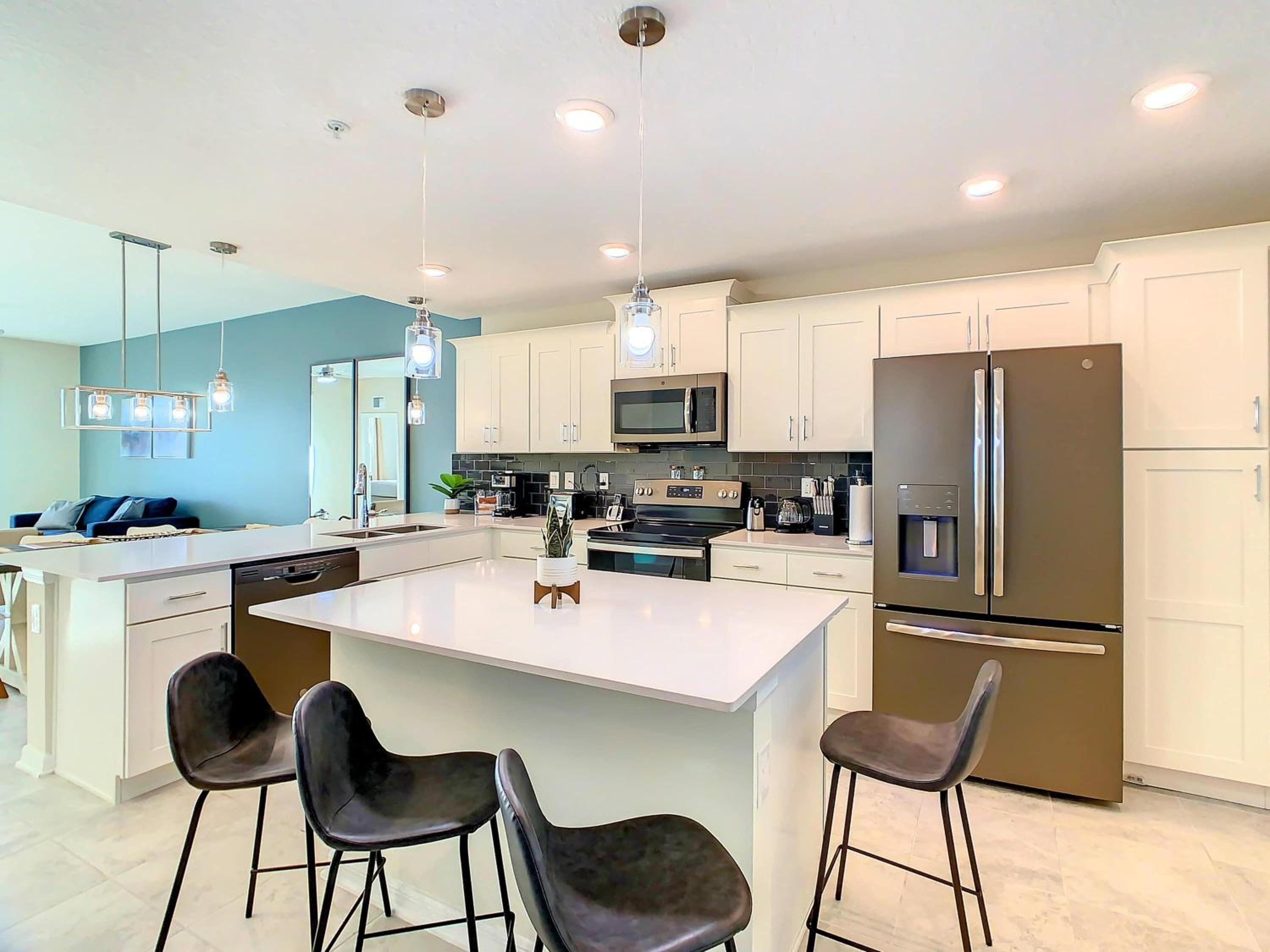 Relaxing Lakeview 2BR Condo with 2 Clubhouses