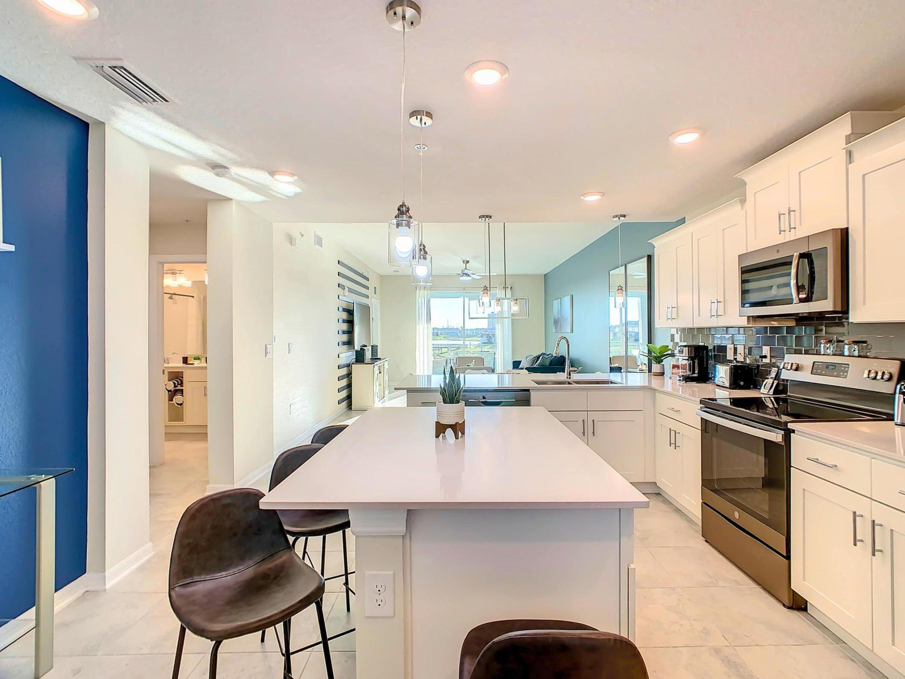 Relaxing Lakeview 2BR Condo with 2 Clubhouses