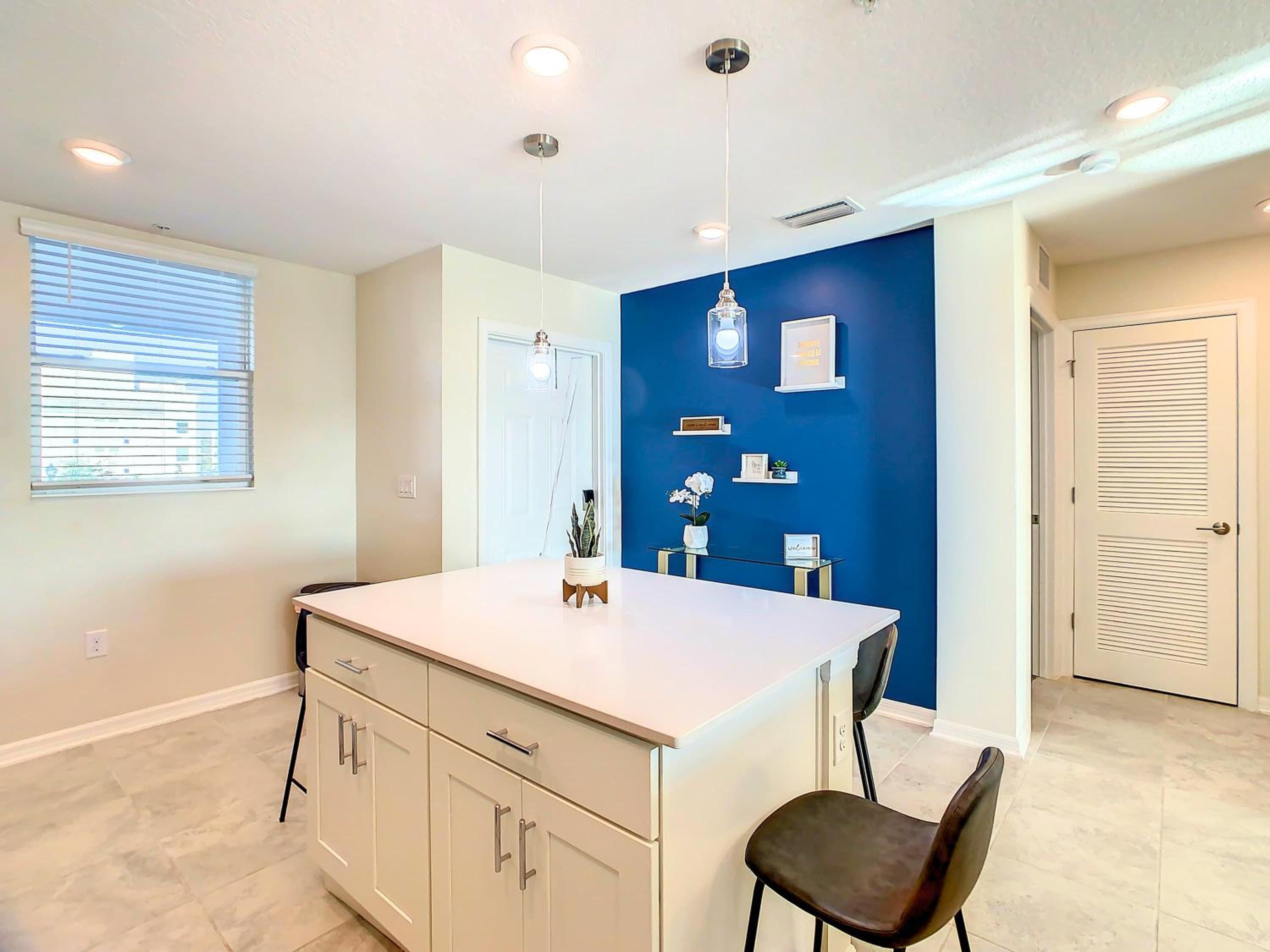 Relaxing Lakeview 2BR Condo with 2 Clubhouses