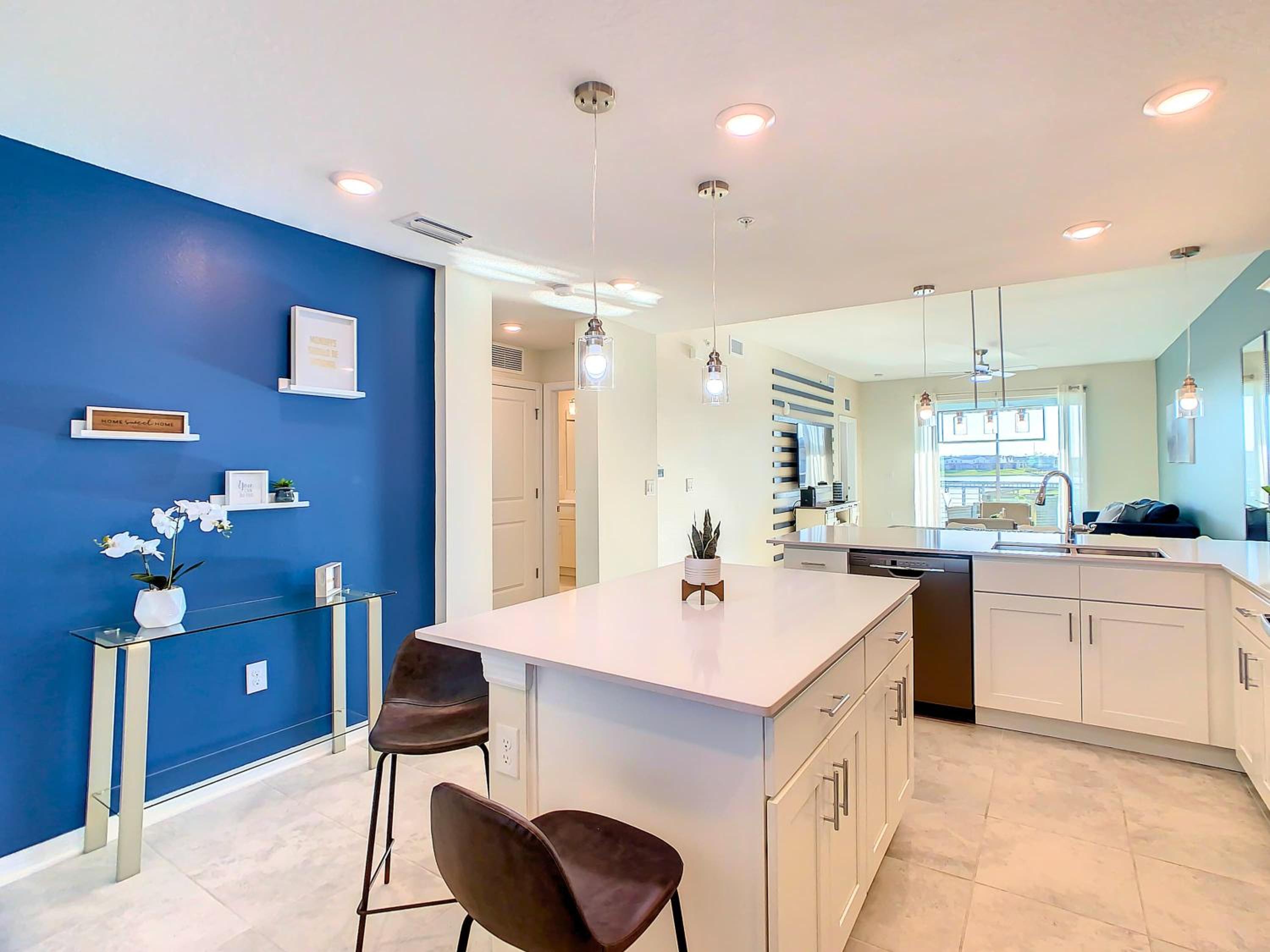 Relaxing Lakeview 2BR Condo with 2 Clubhouses