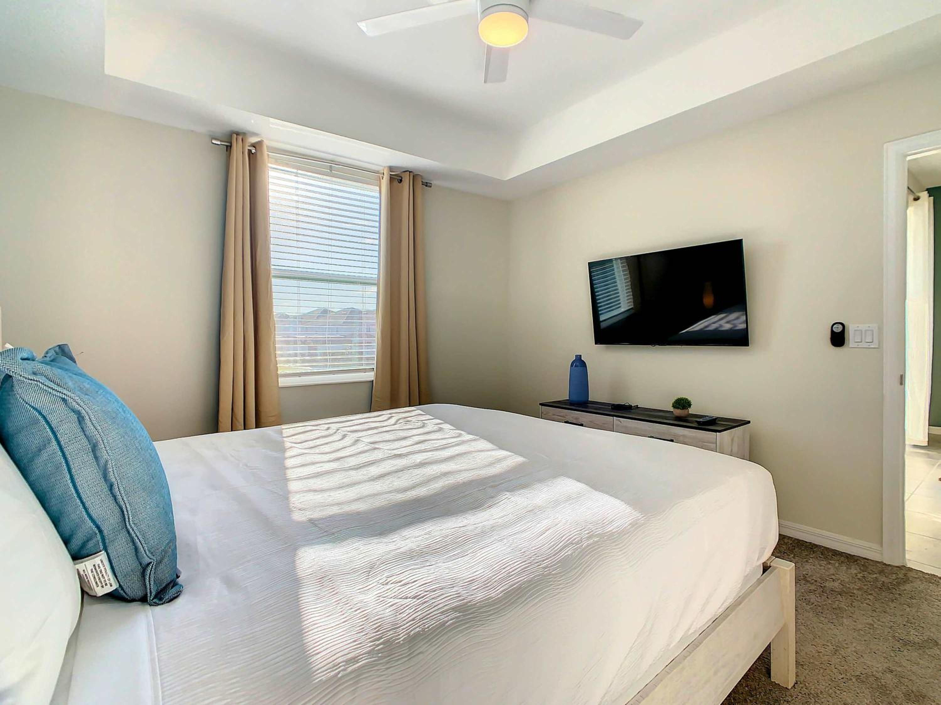 Relaxing Lakeview 2BR Condo with 2 Clubhouses