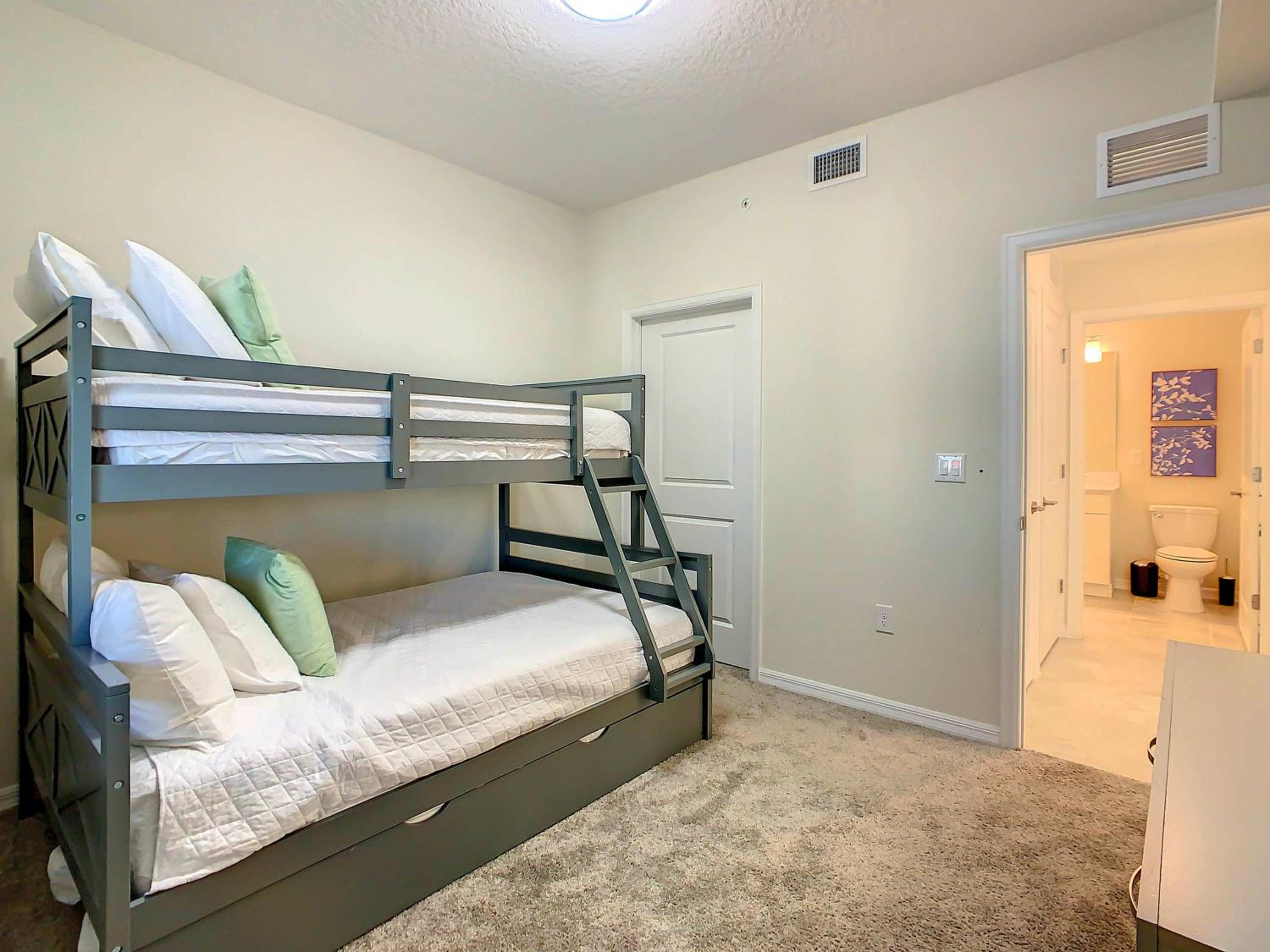 Relaxing Lakeview 2BR Condo with 2 Clubhouses