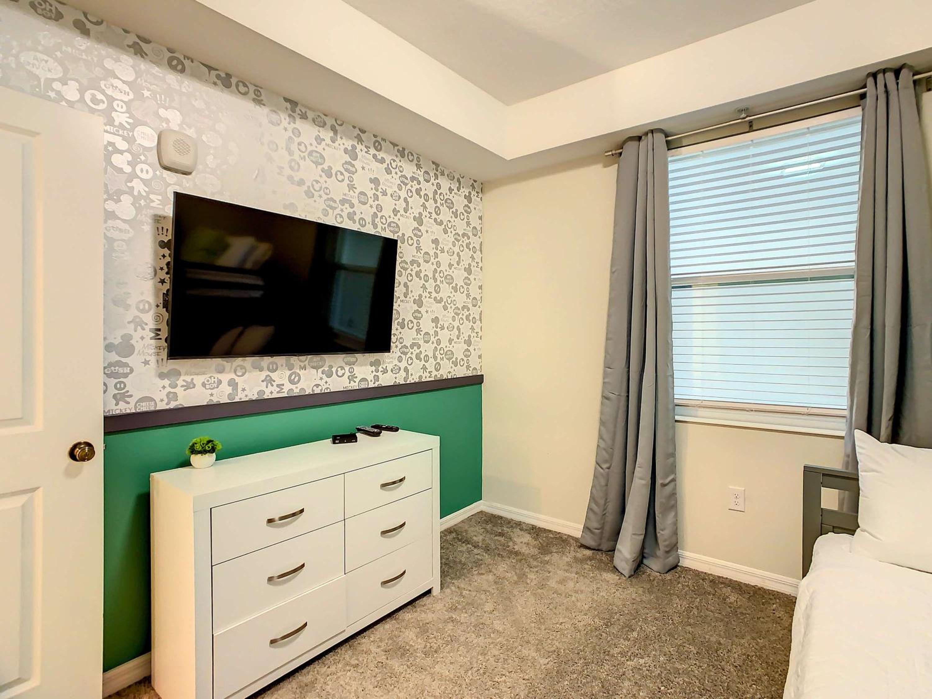 Relaxing Lakeview 2BR Condo with 2 Clubhouses