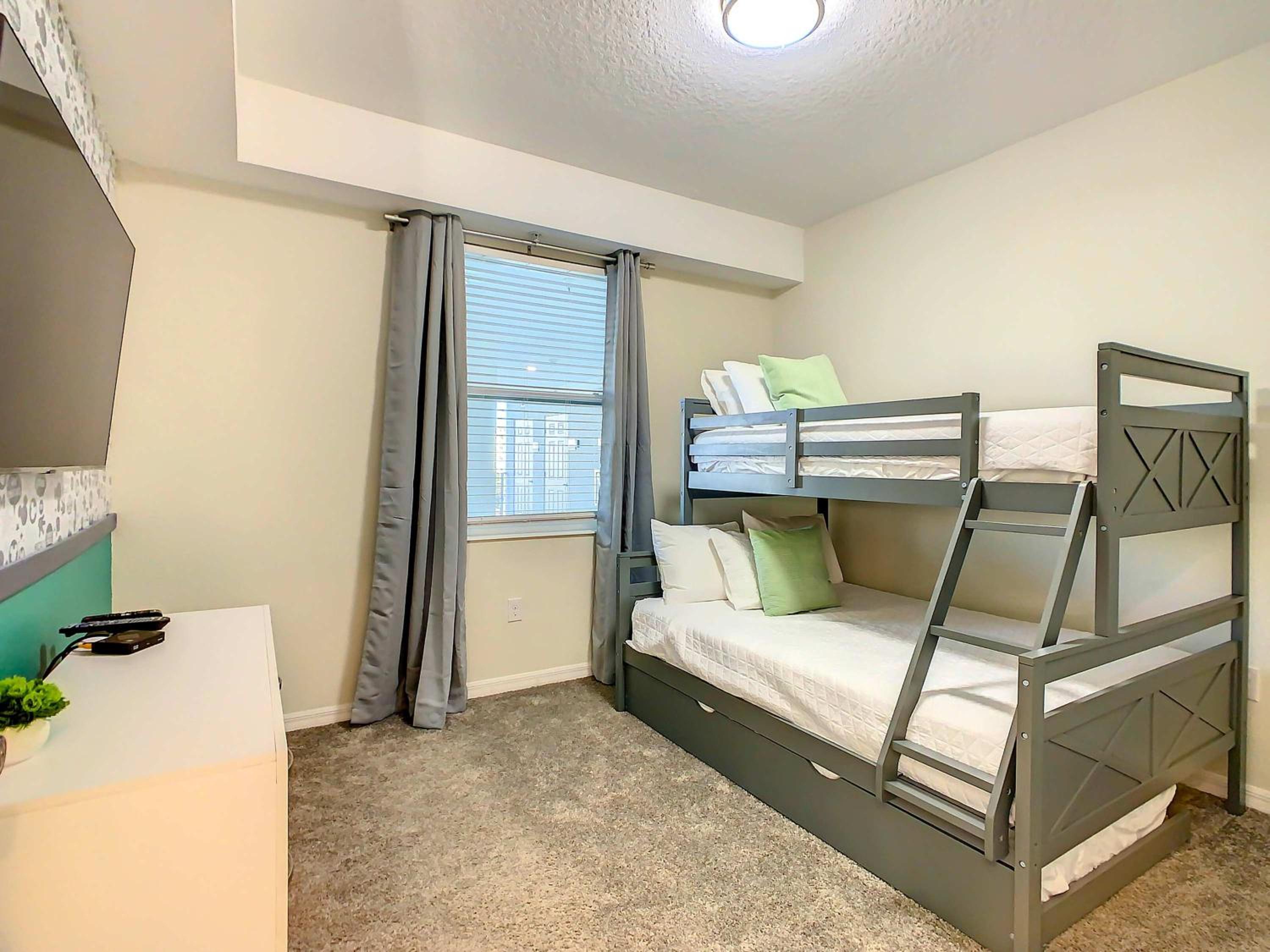 Relaxing Lakeview 2BR Condo with 2 Clubhouses