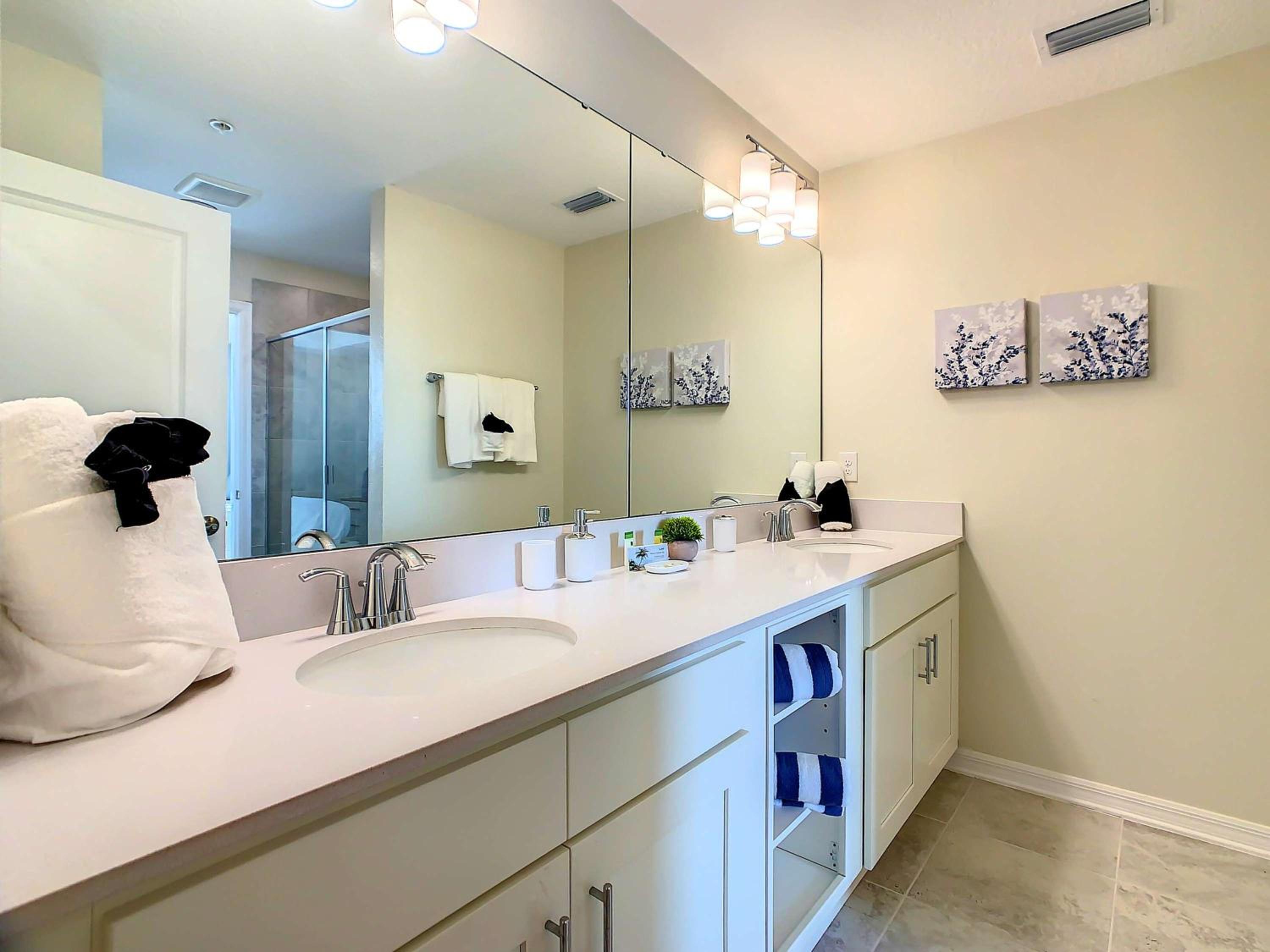 Relaxing Lakeview 2BR Condo with 2 Clubhouses