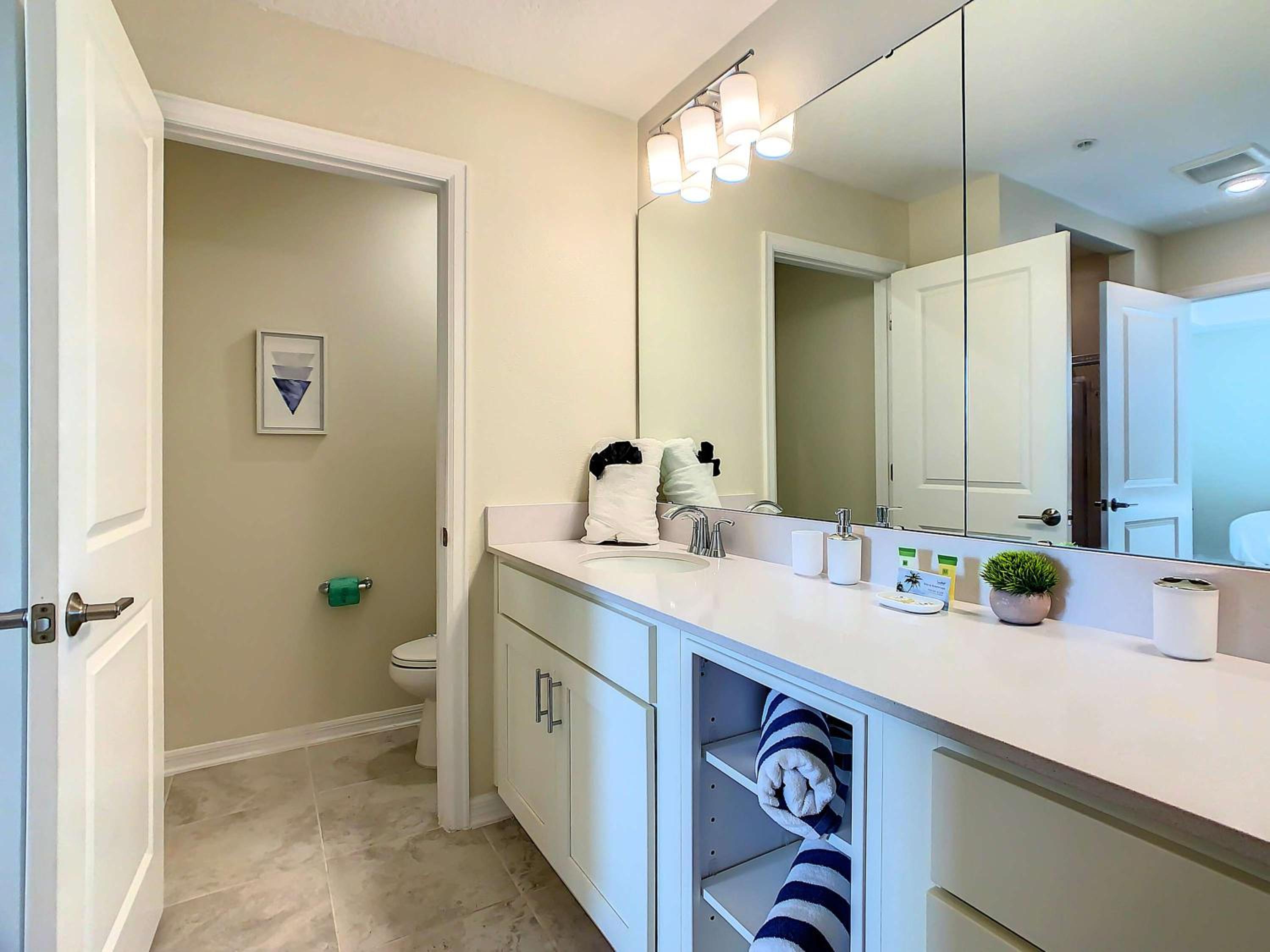 Relaxing Lakeview 2BR Condo with 2 Clubhouses
