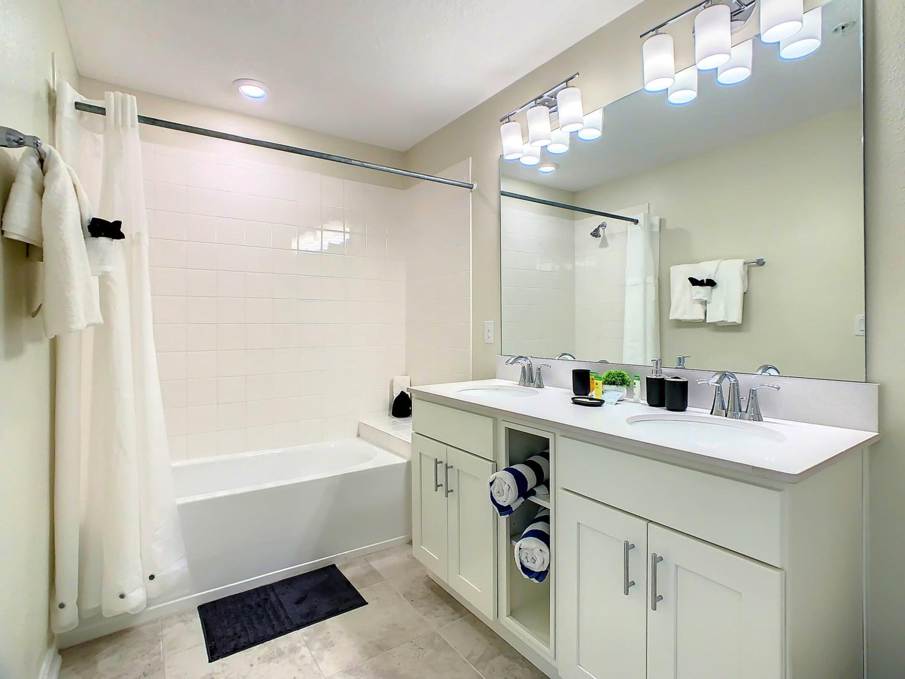 Relaxing Lakeview 2BR Condo with 2 Clubhouses
