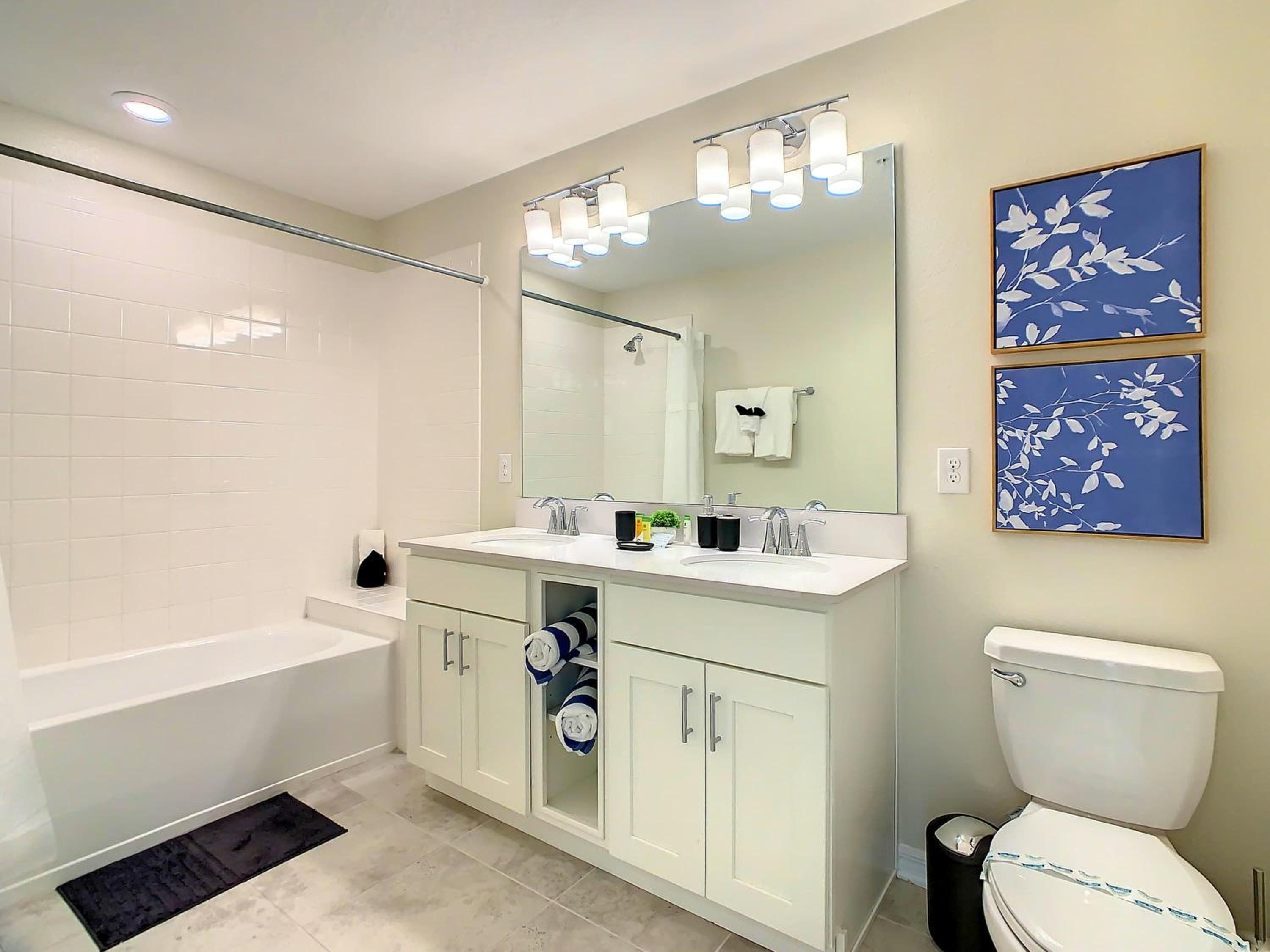 Relaxing Lakeview 2BR Condo with 2 Clubhouses