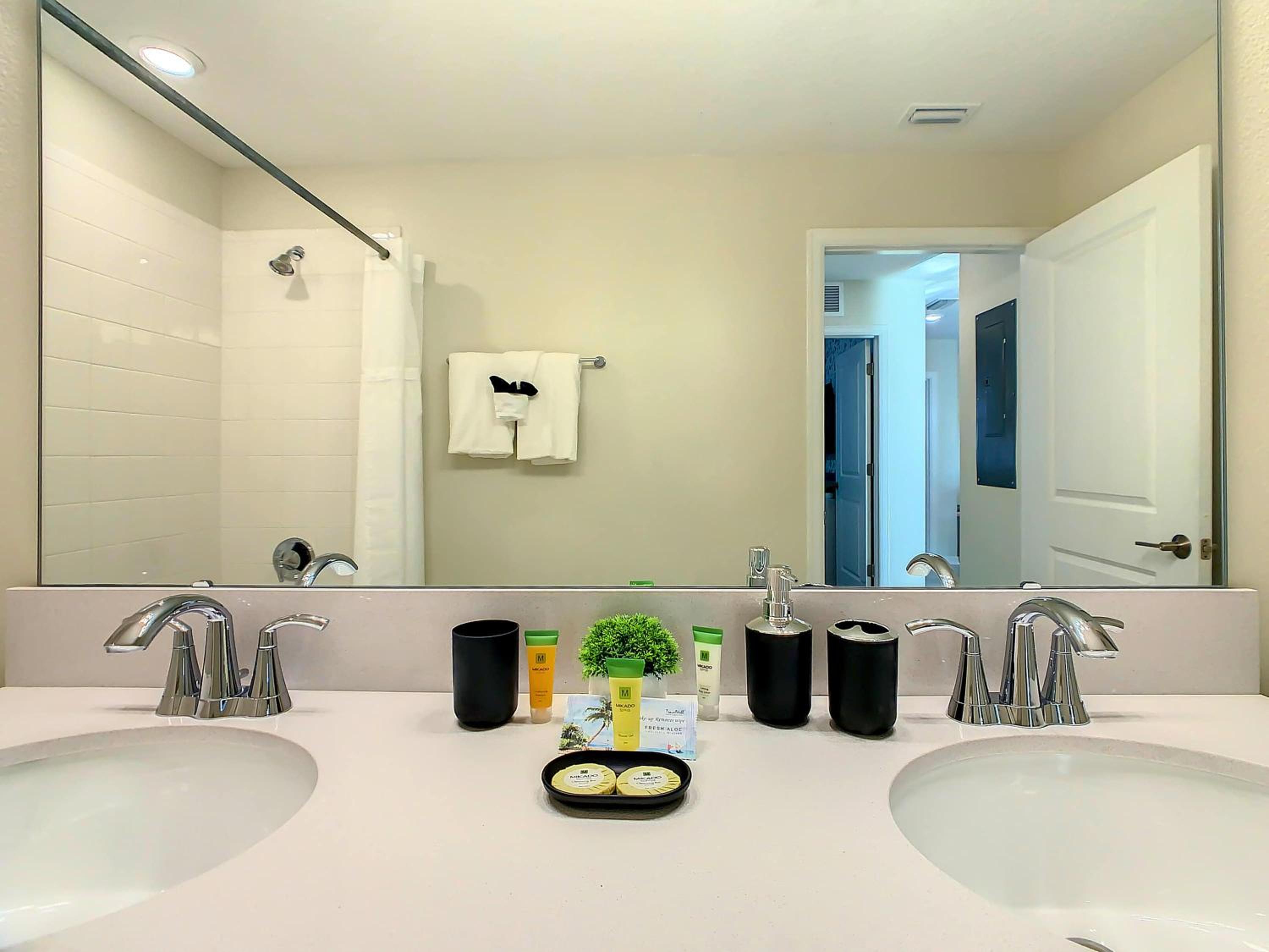 Relaxing Lakeview 2BR Condo with 2 Clubhouses