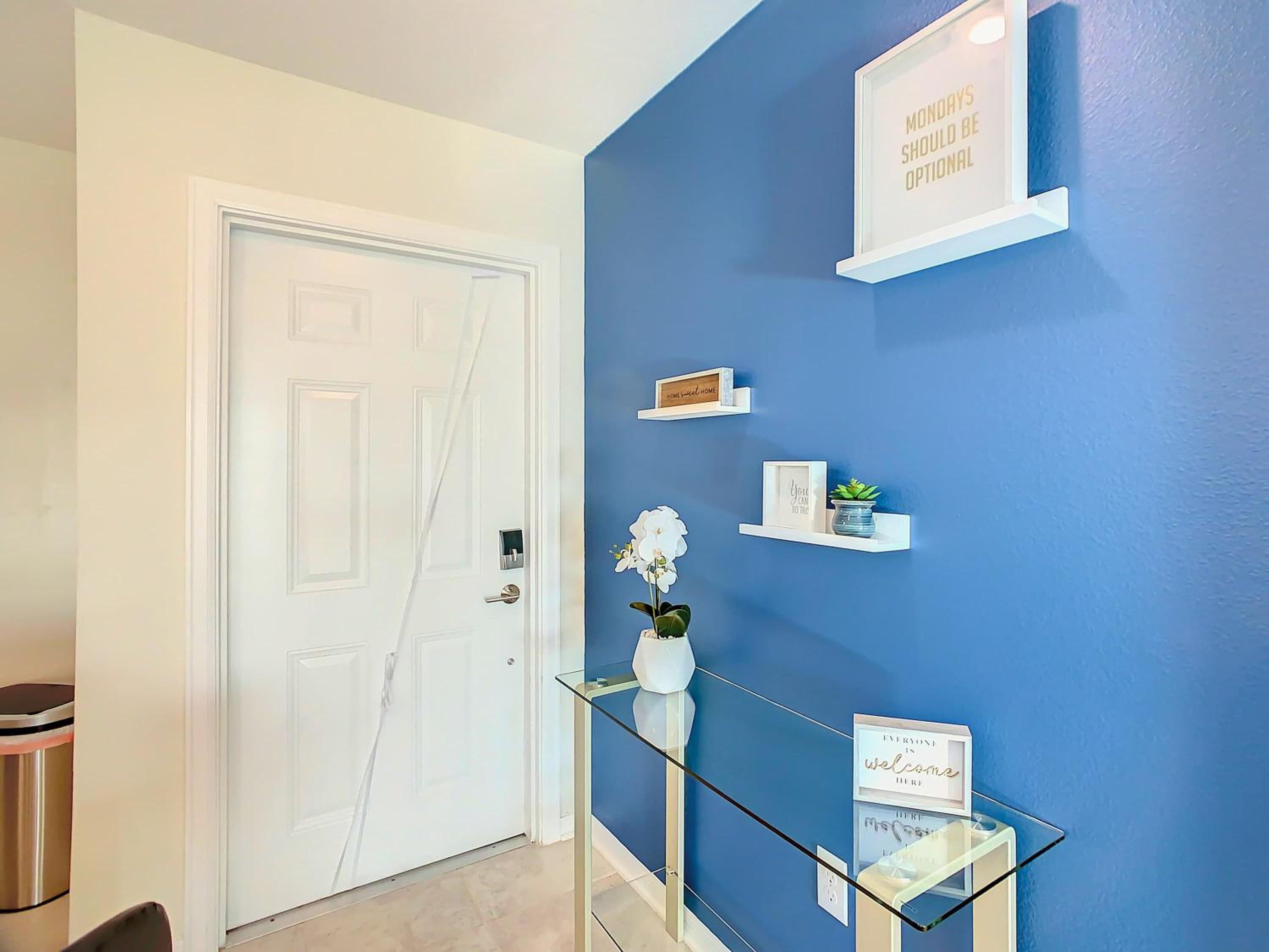 Relaxing Lakeview 2BR Condo with 2 Clubhouses