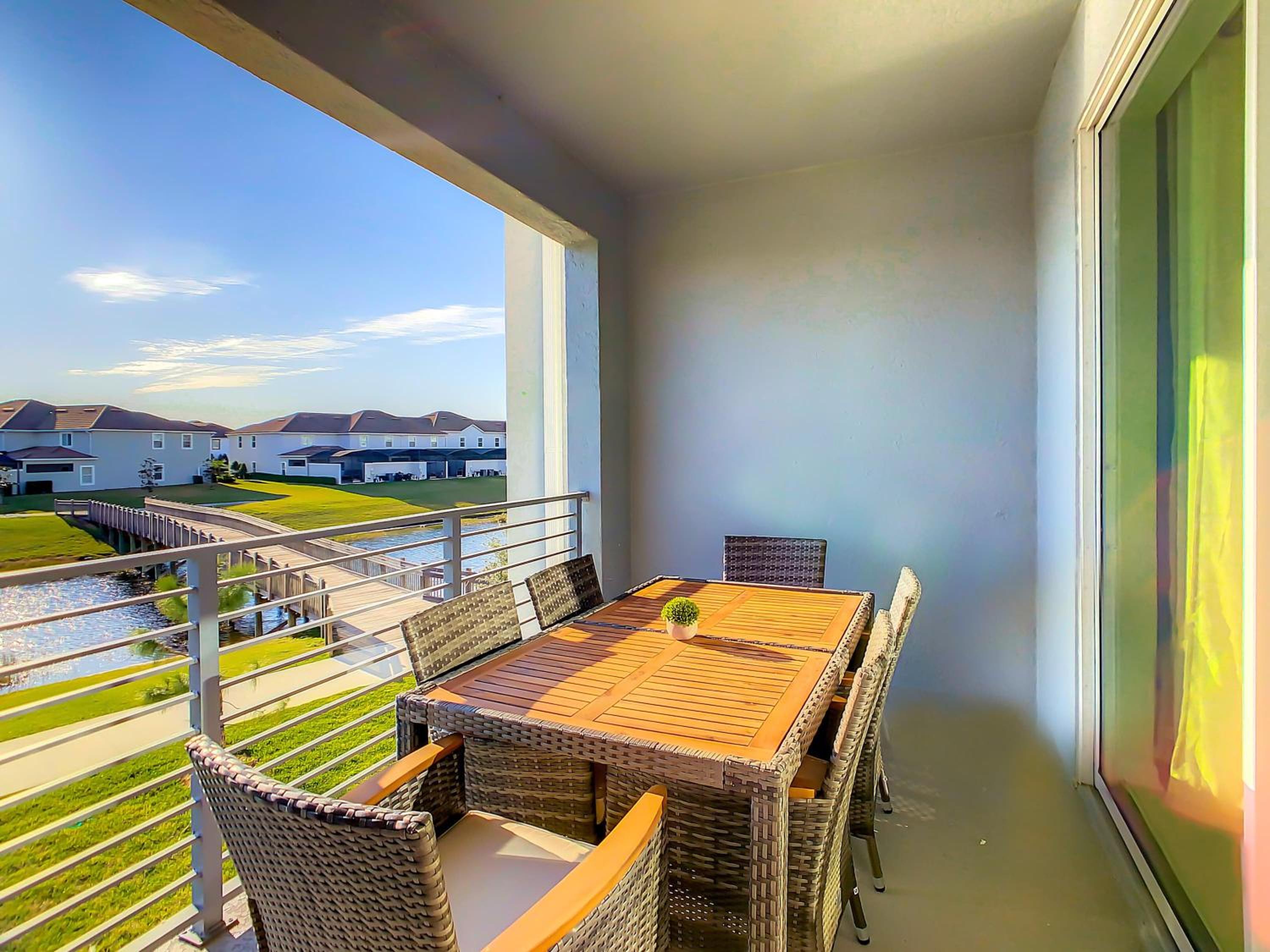 Relaxing Lakeview 2BR Condo with 2 Clubhouses