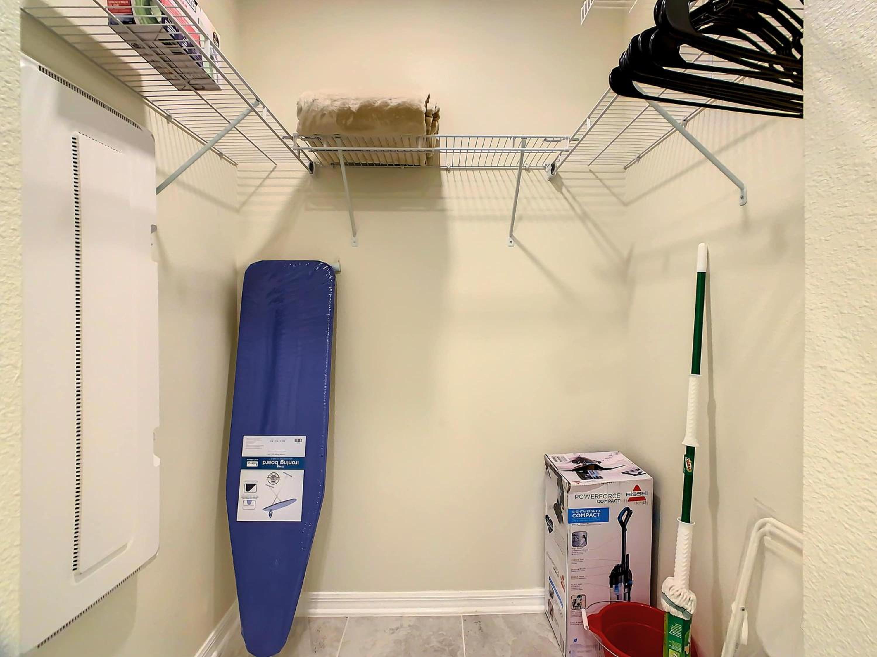 Relaxing Lakeview 2BR Condo with 2 Clubhouses