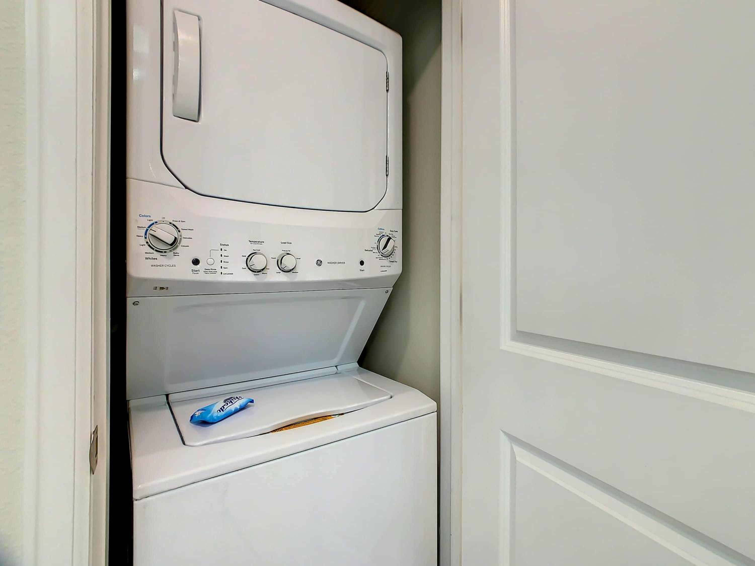 Relaxing Lakeview 2BR Condo with 2 Clubhouses