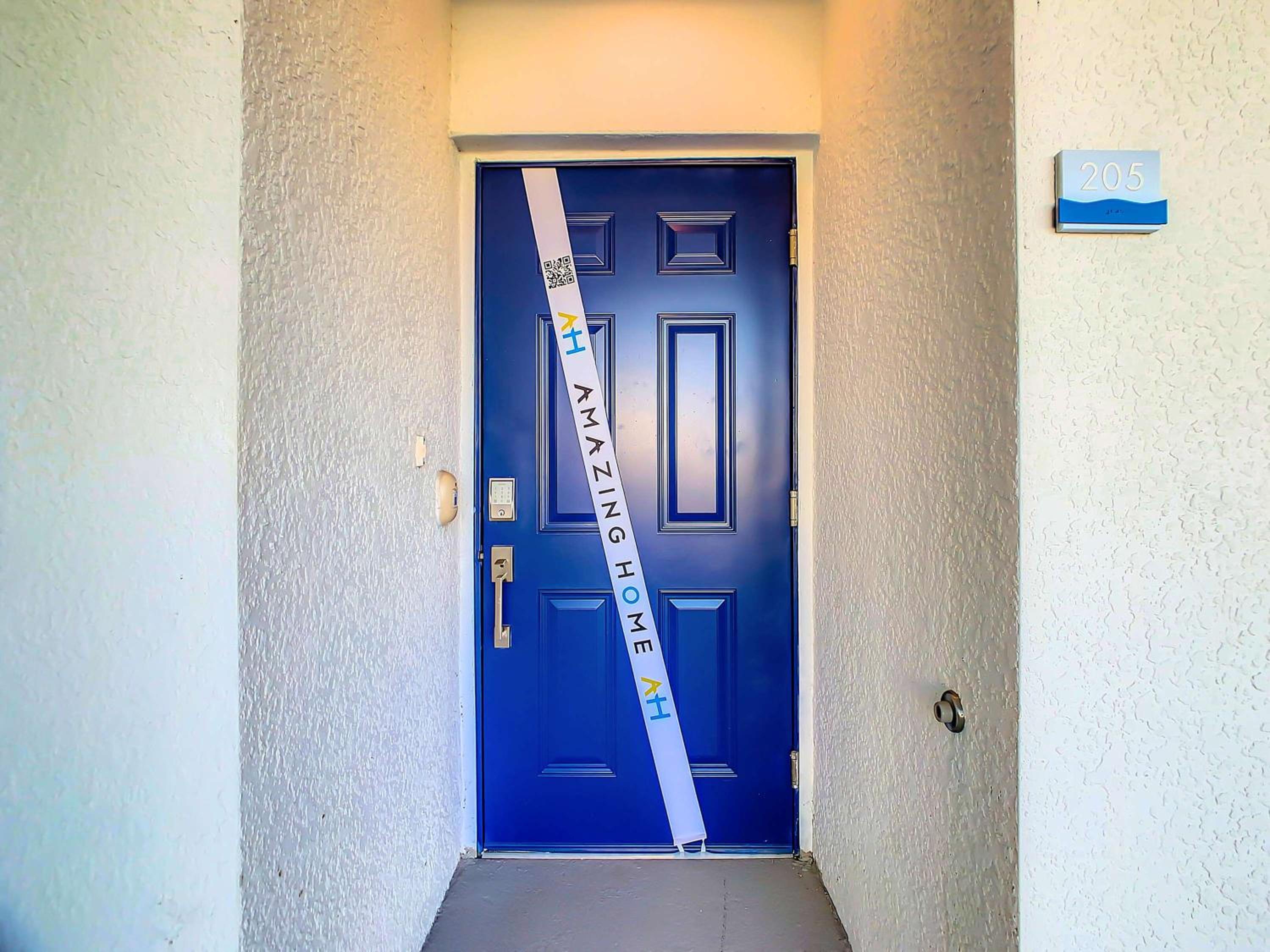 Relaxing Lakeview 2BR Condo with 2 Clubhouses