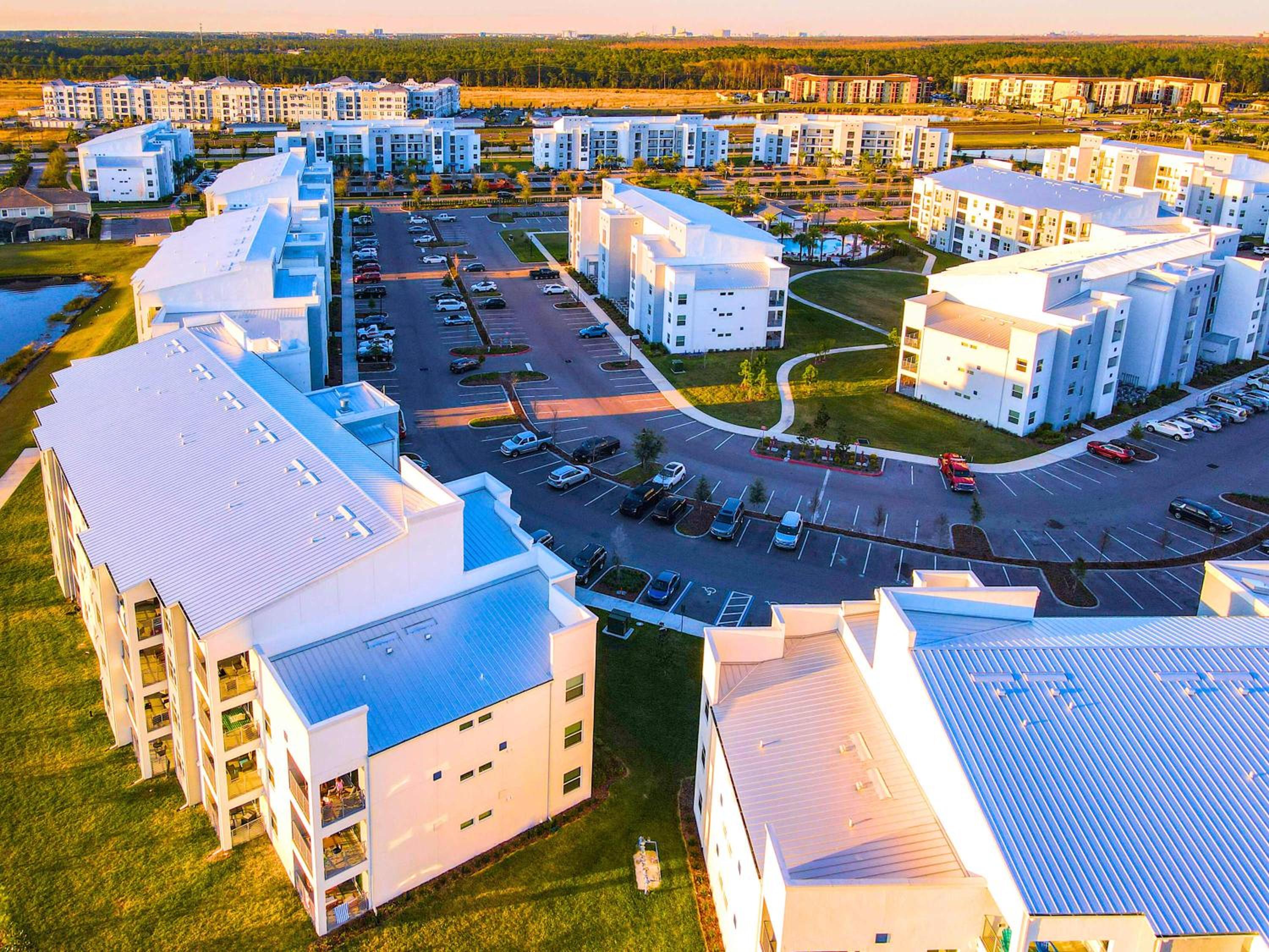 Relaxing Lakeview 2BR Condo with 2 Clubhouses