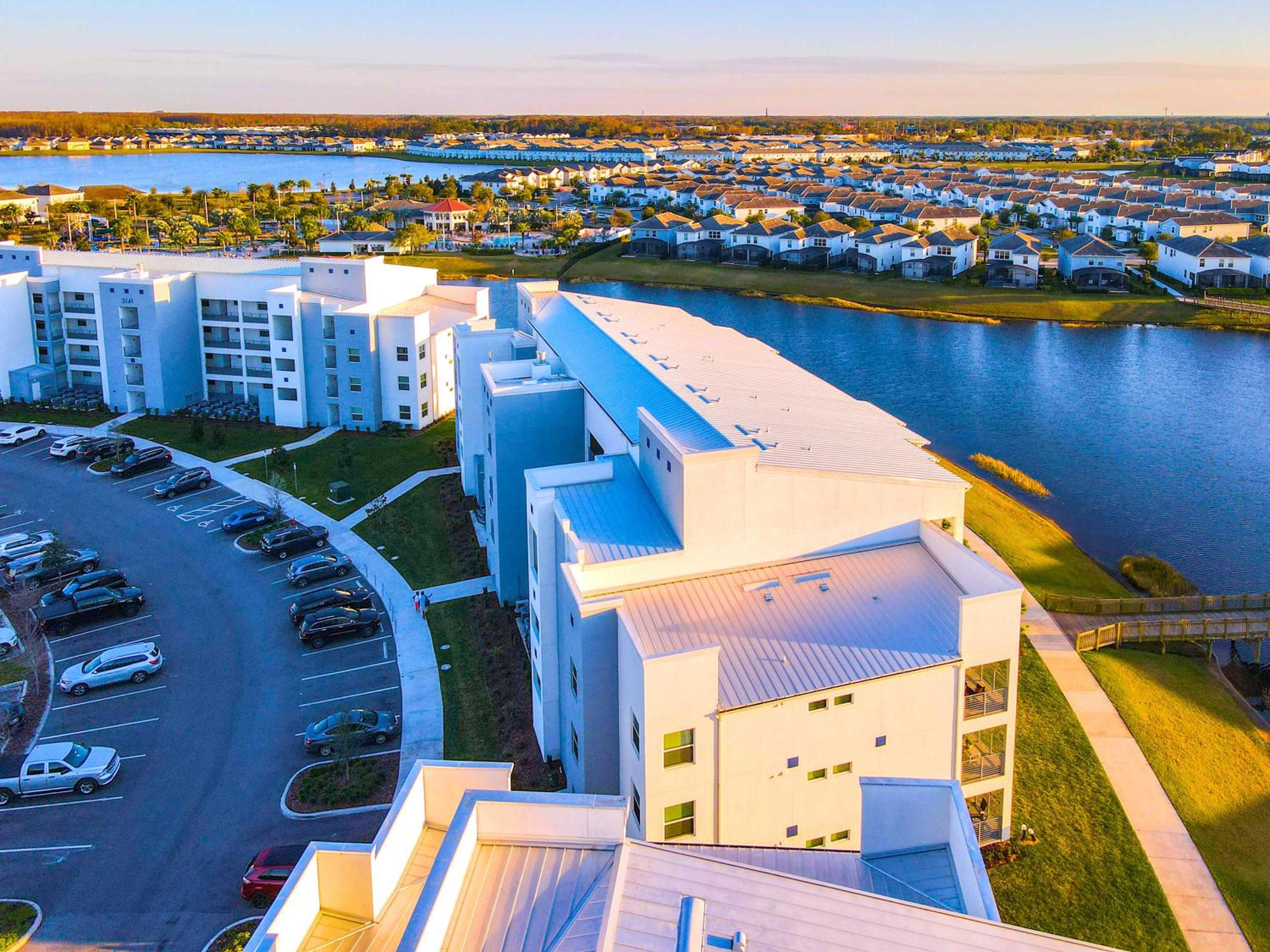 Relaxing Lakeview 2BR Condo with 2 Clubhouses