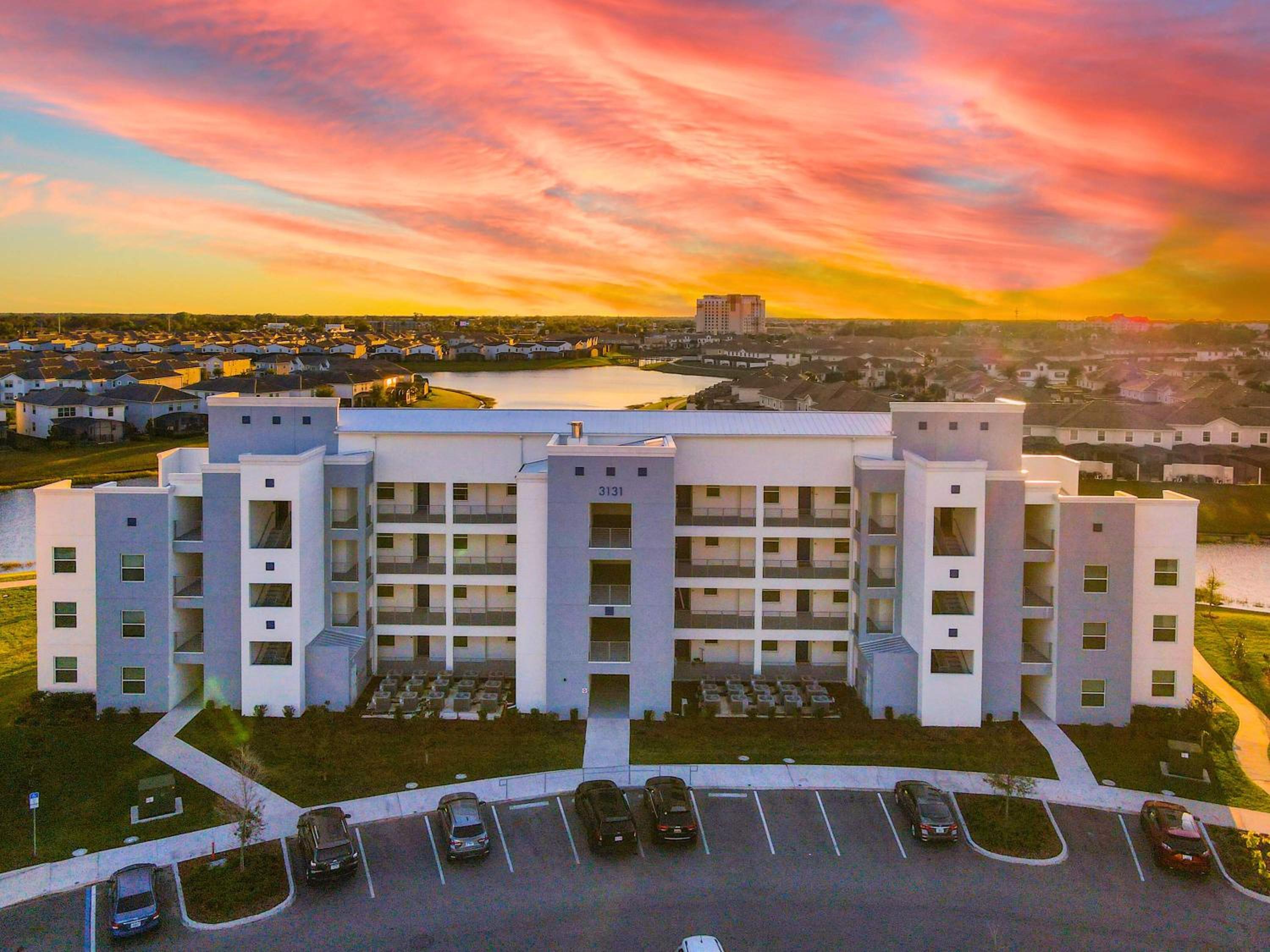 Relaxing Lakeview 2BR Condo with 2 Clubhouses