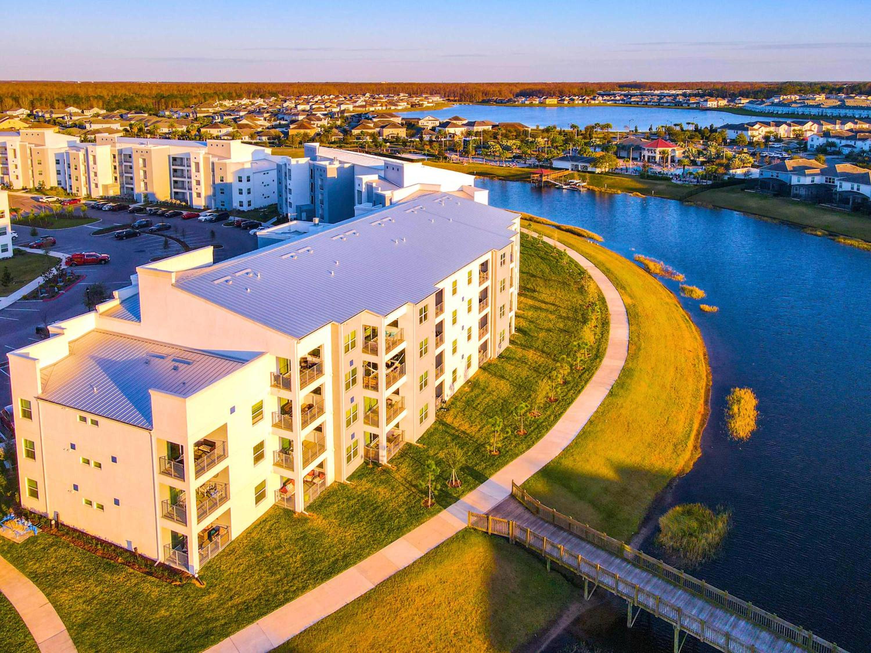 Relaxing Lakeview 2BR Condo with 2 Clubhouses