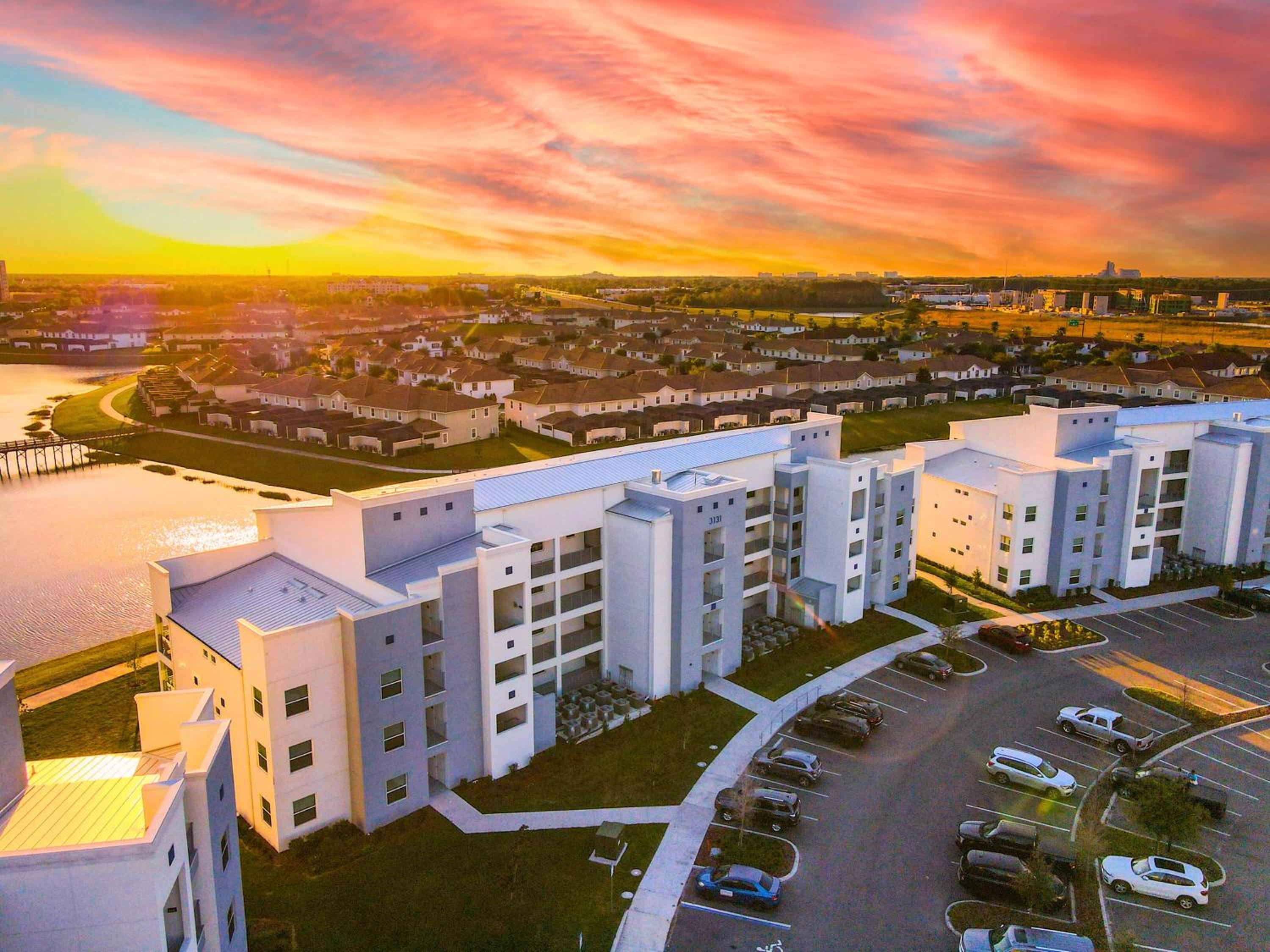 Relaxing Lakeview 2BR Condo with 2 Clubhouses