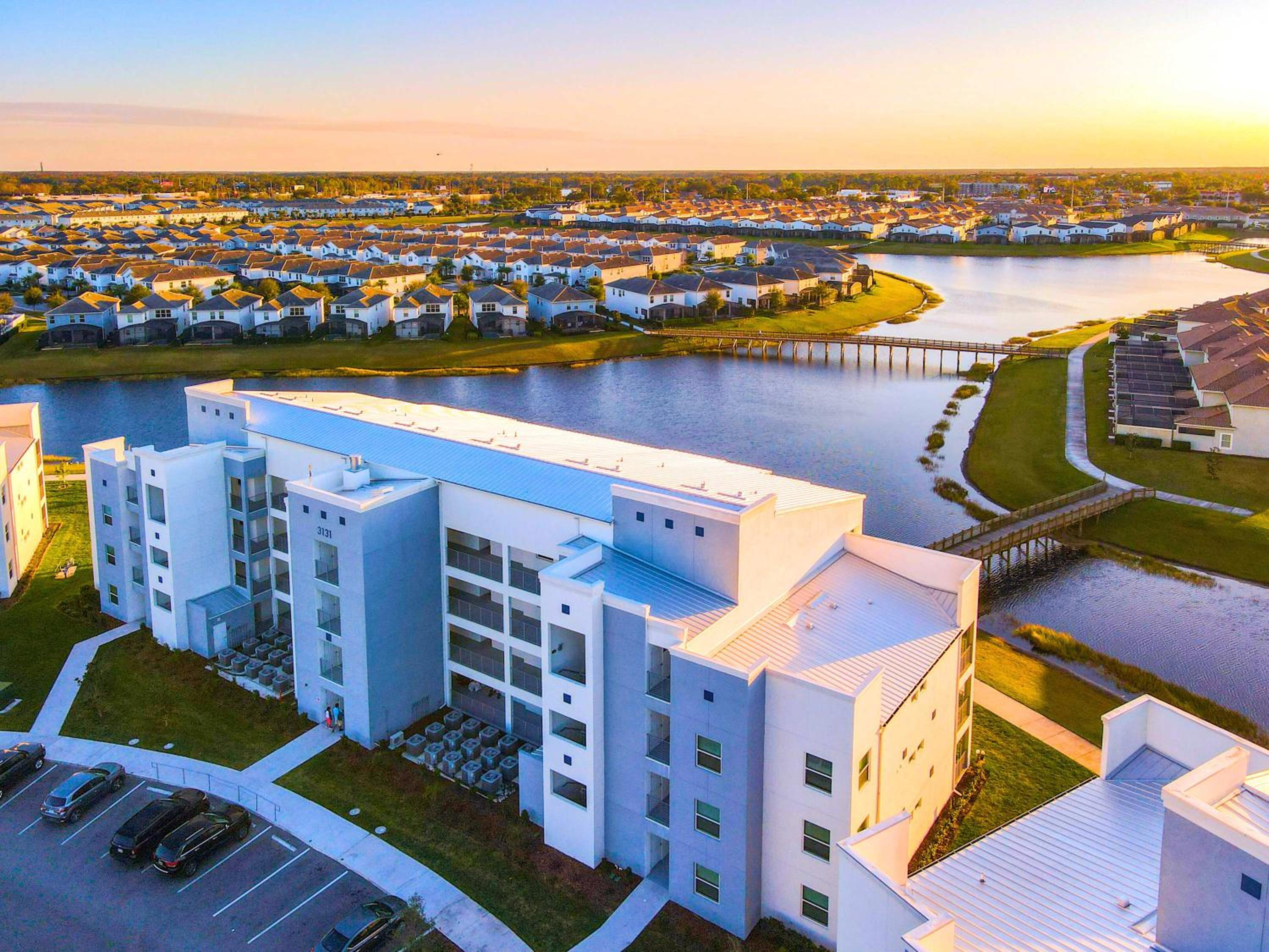 Relaxing Lakeview 2BR Condo with 2 Clubhouses