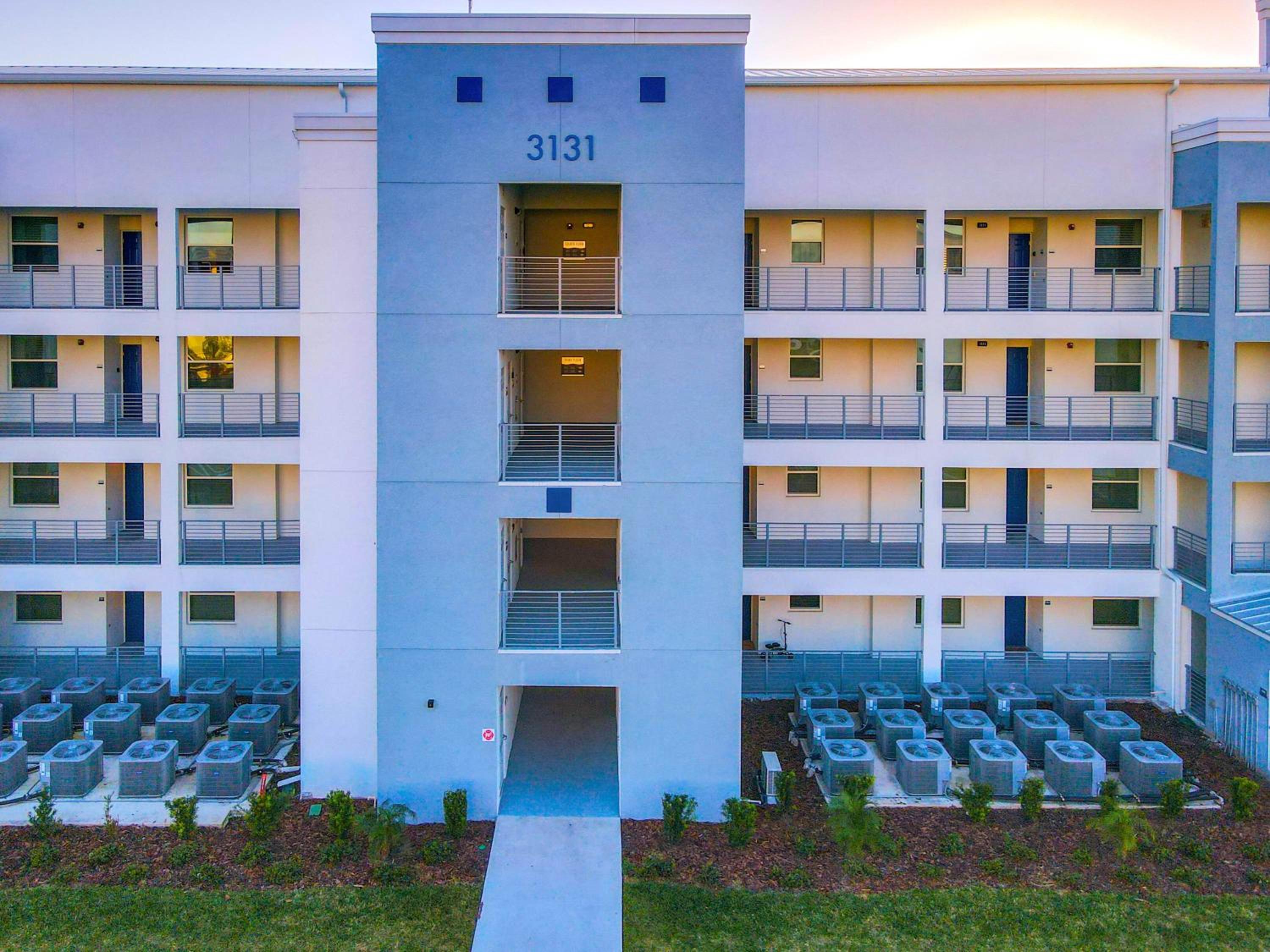 Relaxing Lakeview 2BR Condo with 2 Clubhouses