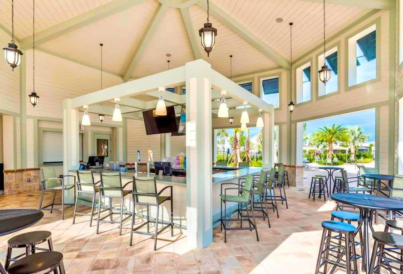 Relaxing Lakeview 2BR Condo with 2 Clubhouses