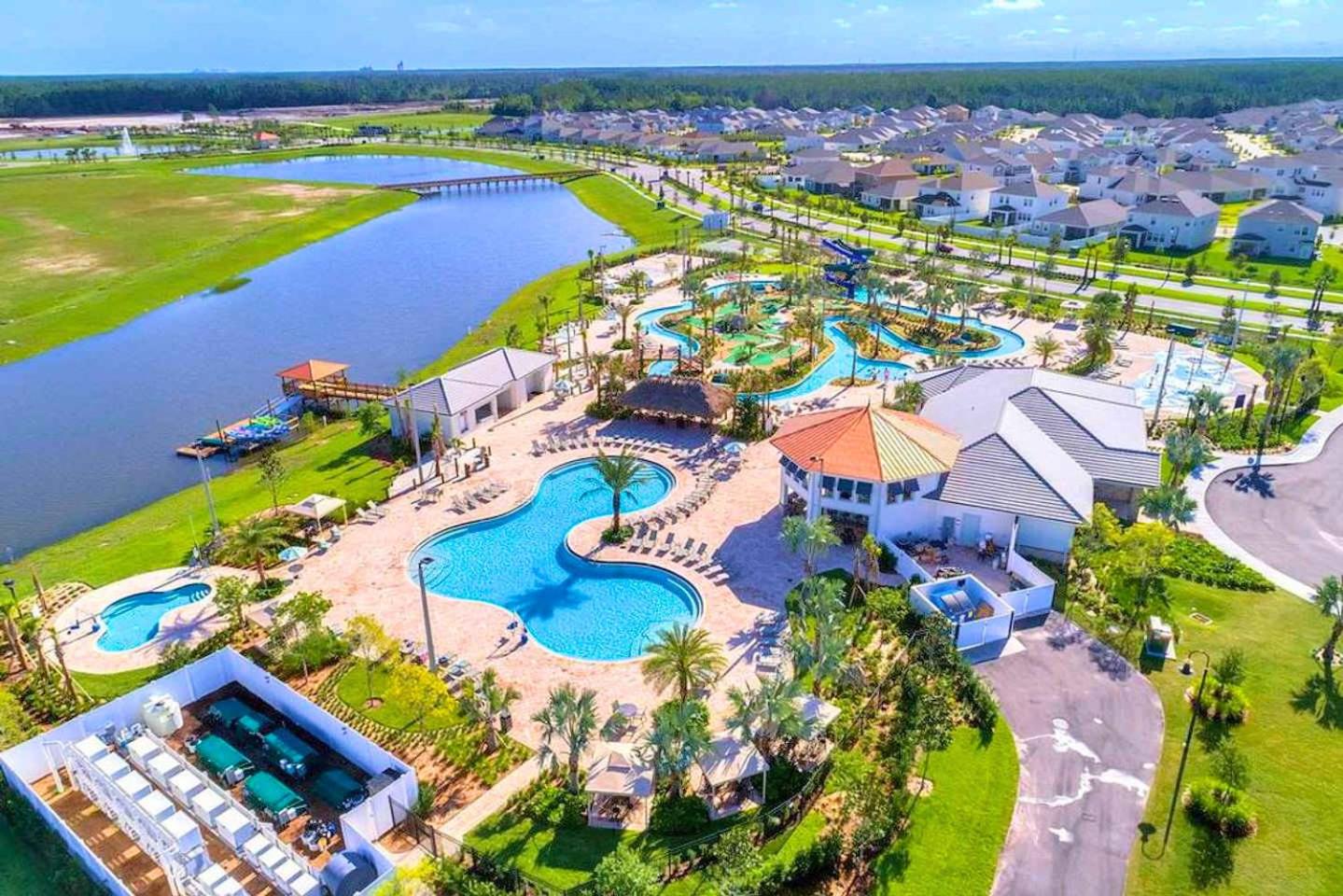 Relaxing Lakeview 2BR Condo with 2 Clubhouses