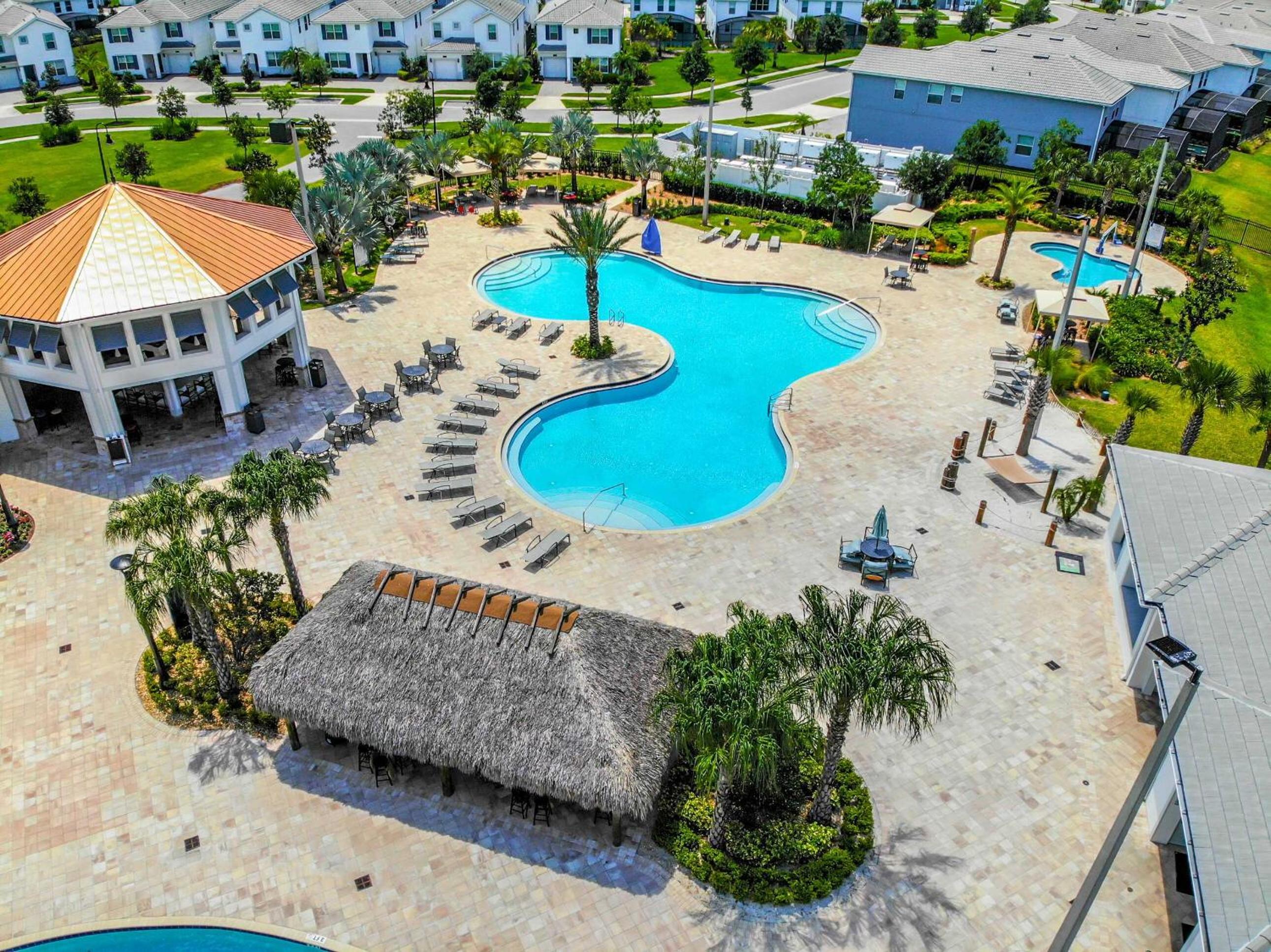 Relaxing Lakeview 2BR Condo with 2 Clubhouses